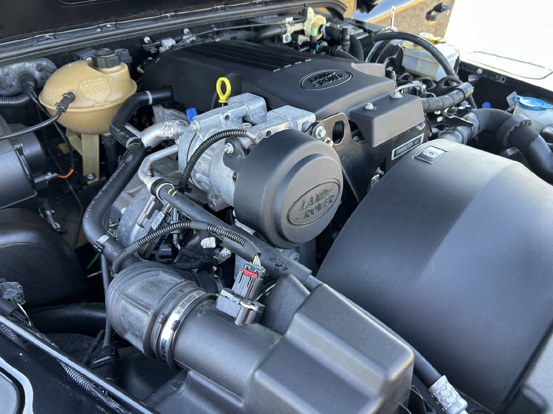 LAND ROVER Defender 90 2.2 TD4 SW-image-11
