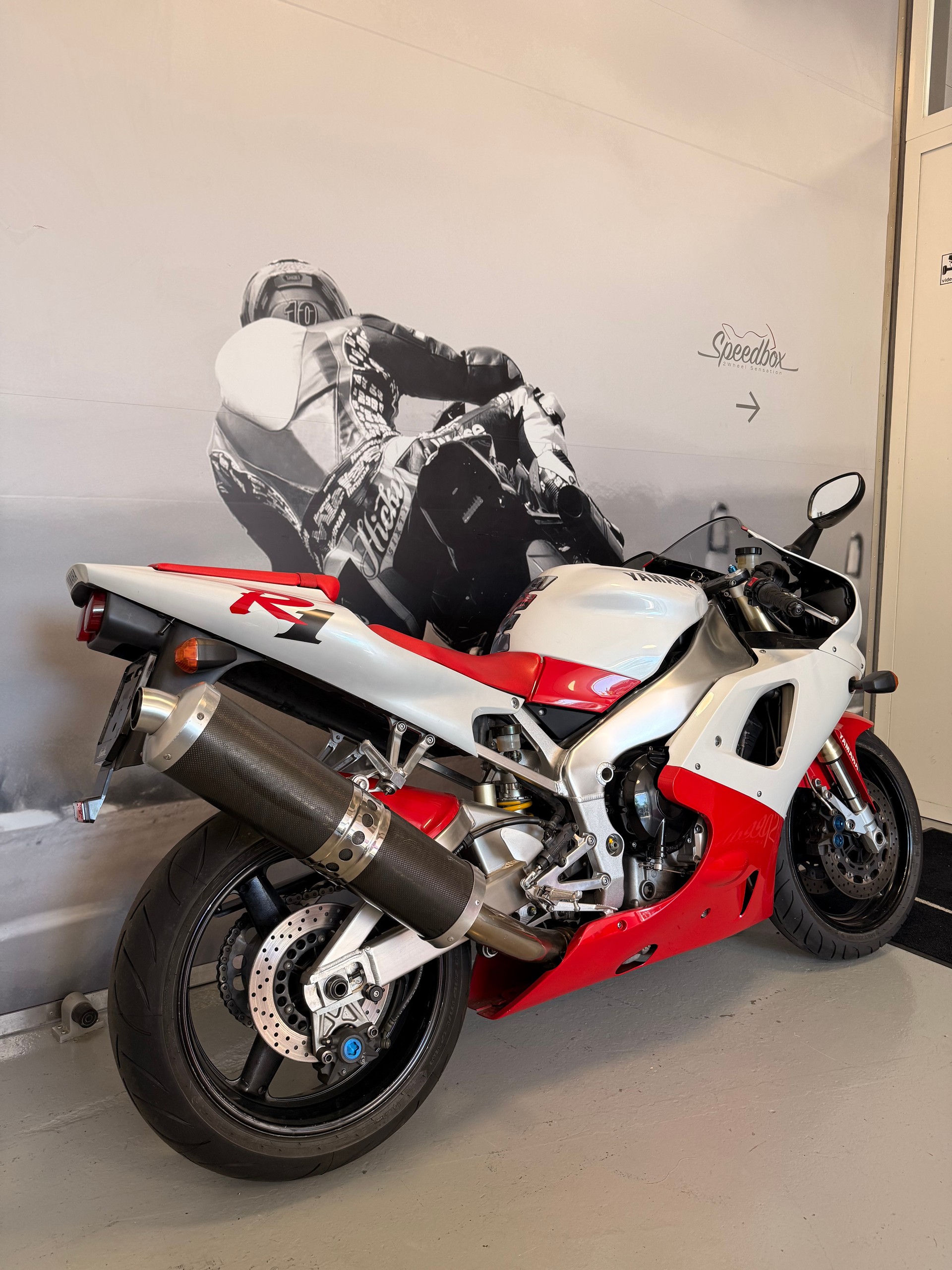 YAMAHA YZF-R1-image-3