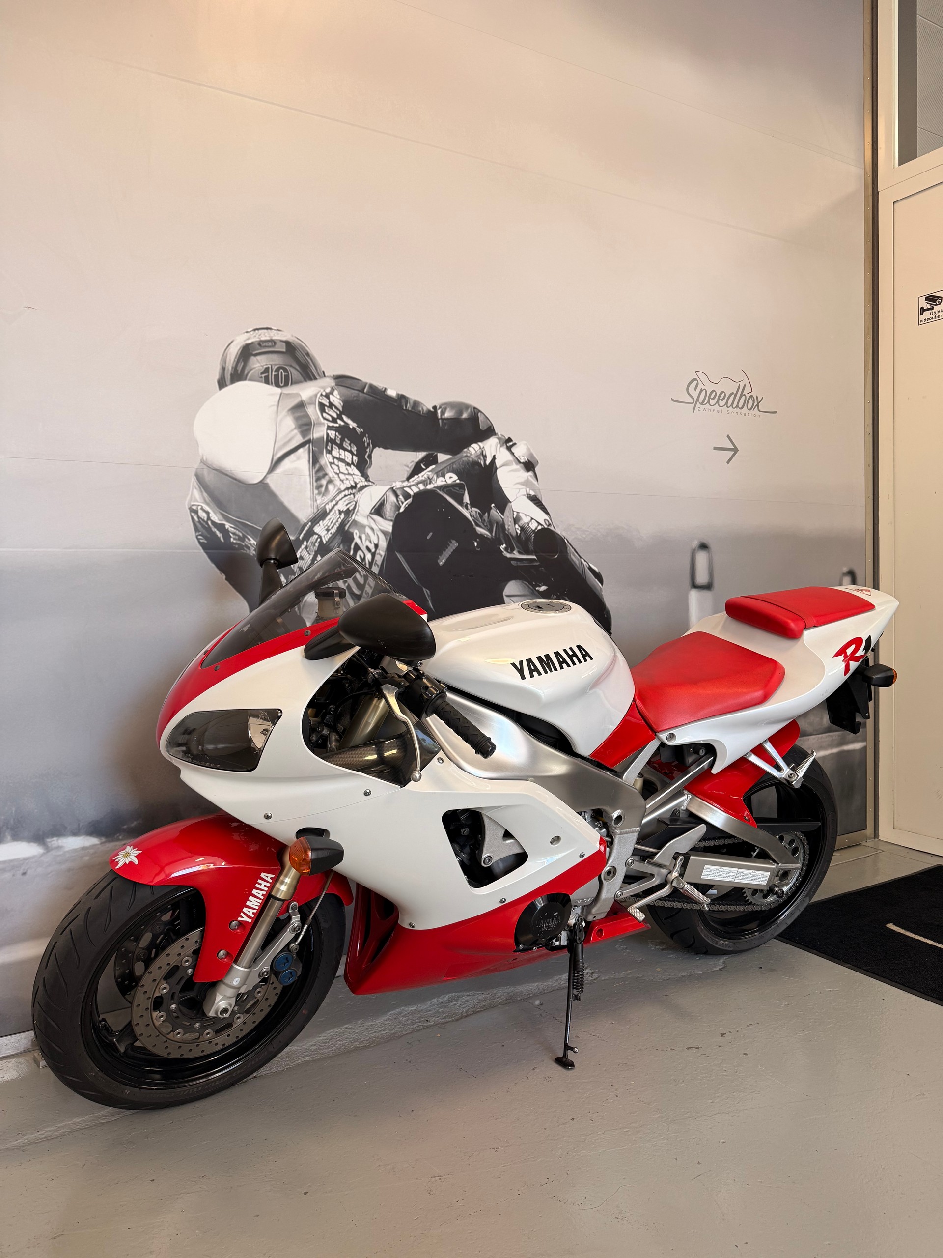 YAMAHA YZF-R1-image-2
