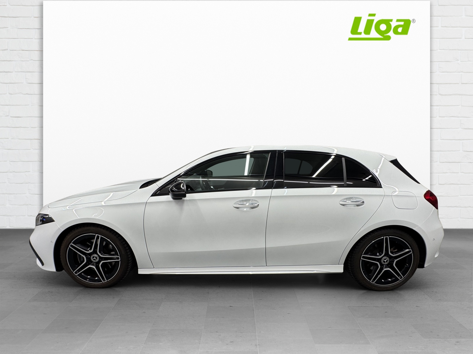 MERCEDES-BENZ A 220 AMG Line 4Matic-image-2