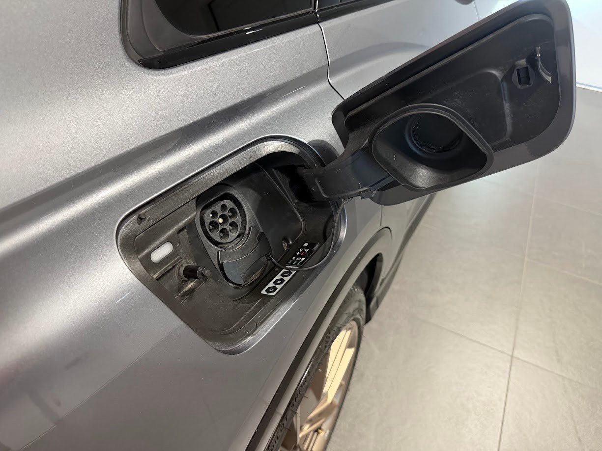 AUDI Q4 e-tron 45 quattro-image-12