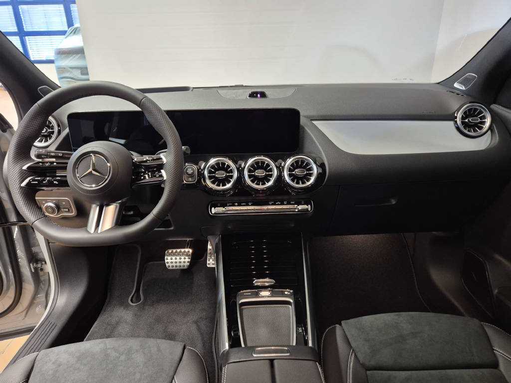 MERCEDES-BENZ GLA 220 d 4Matic AMG Line Swiss Star-image-7