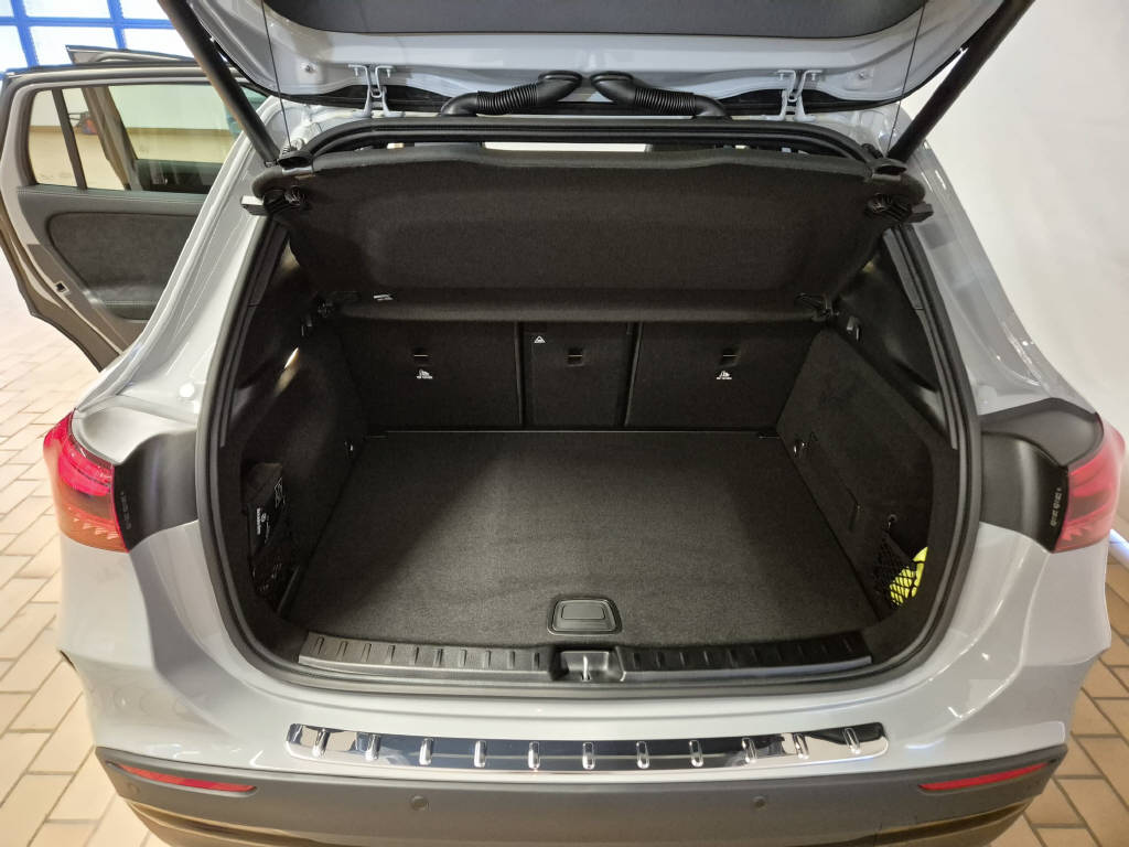 MERCEDES-BENZ GLA 220 d 4Matic AMG Line Swiss Star-showroom-element-3