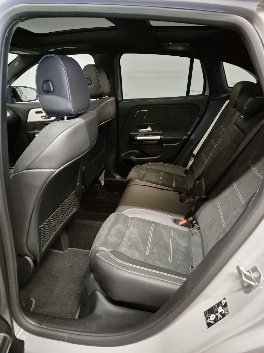 MERCEDES-BENZ GLA 220 d 4Matic AMG Line Swiss Star-image-12