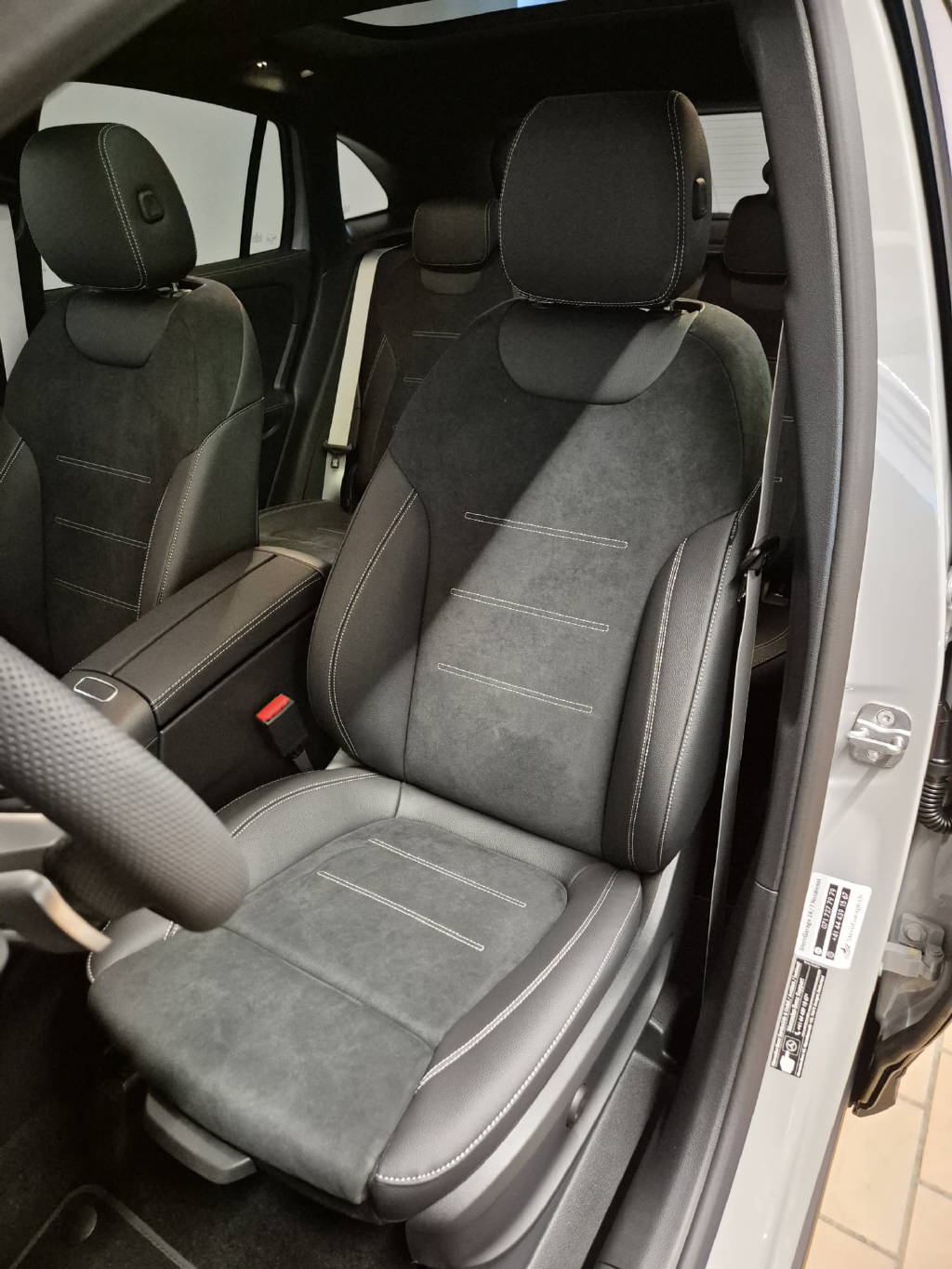 MERCEDES-BENZ GLA 220 d 4Matic AMG Line Swiss Star-image-5