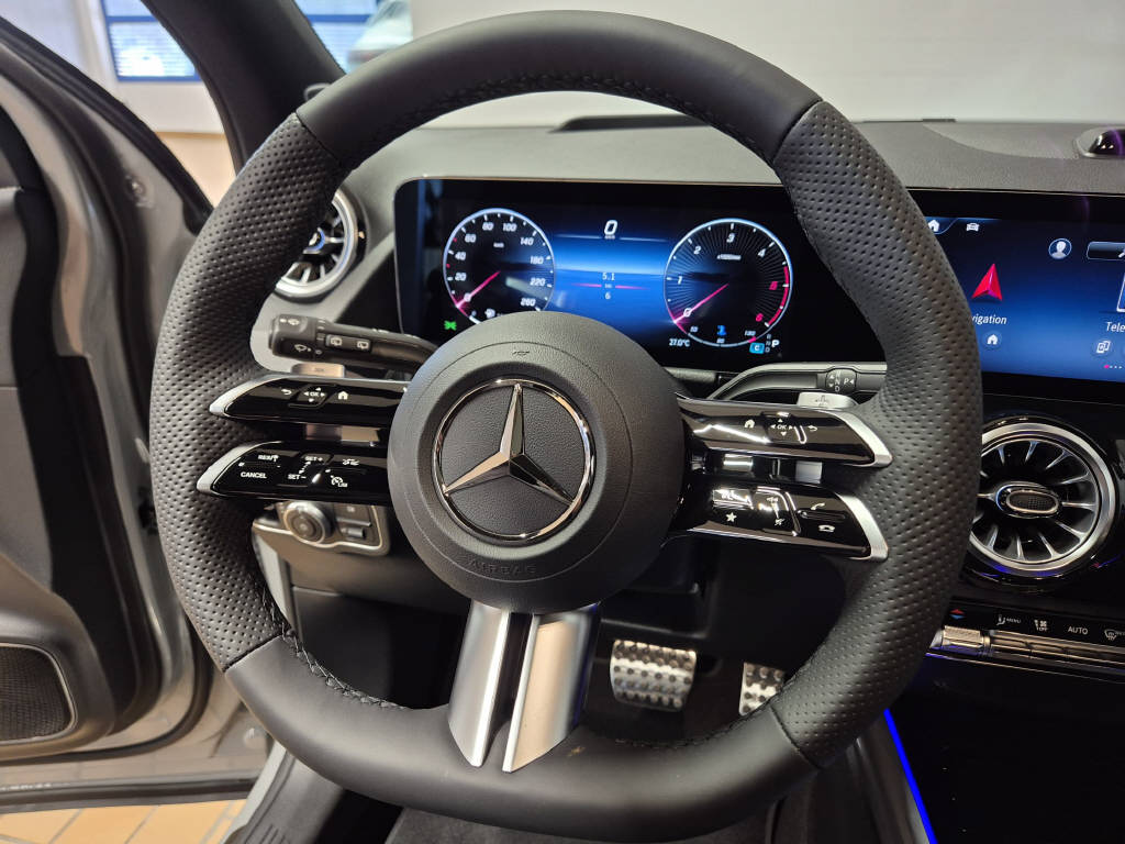 MERCEDES-BENZ GLA 220 d 4Matic AMG Line Swiss Star-image-8