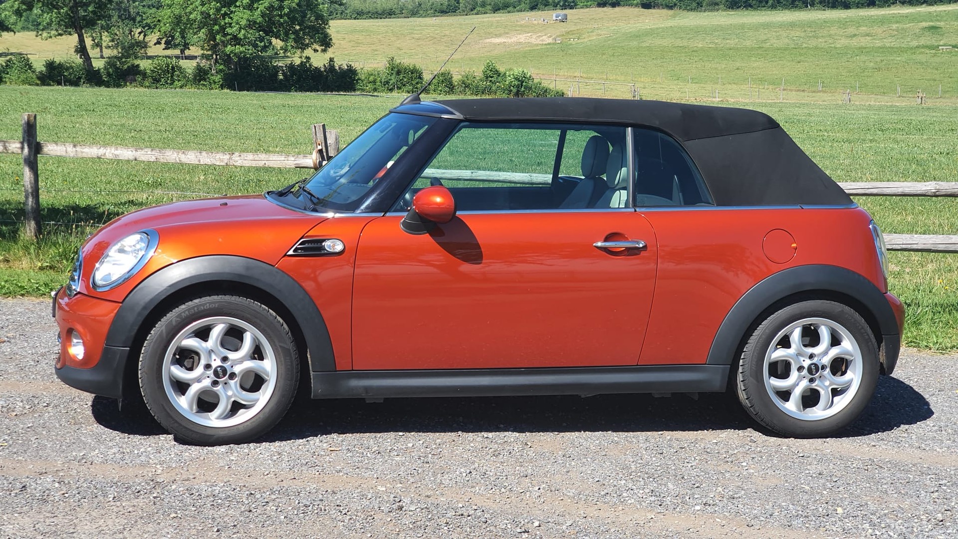 MINI 1.6i Cooper-image-2