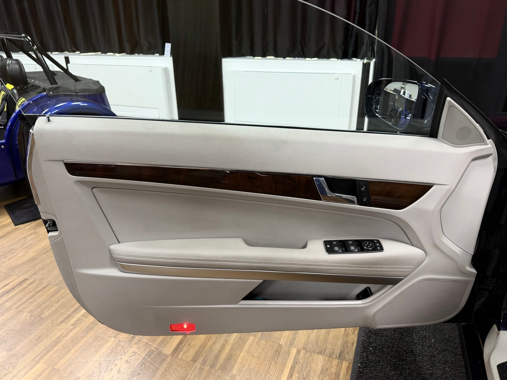 MERCEDES-BENZ E 250 CGI BlueEfficiency Automatic-image-6