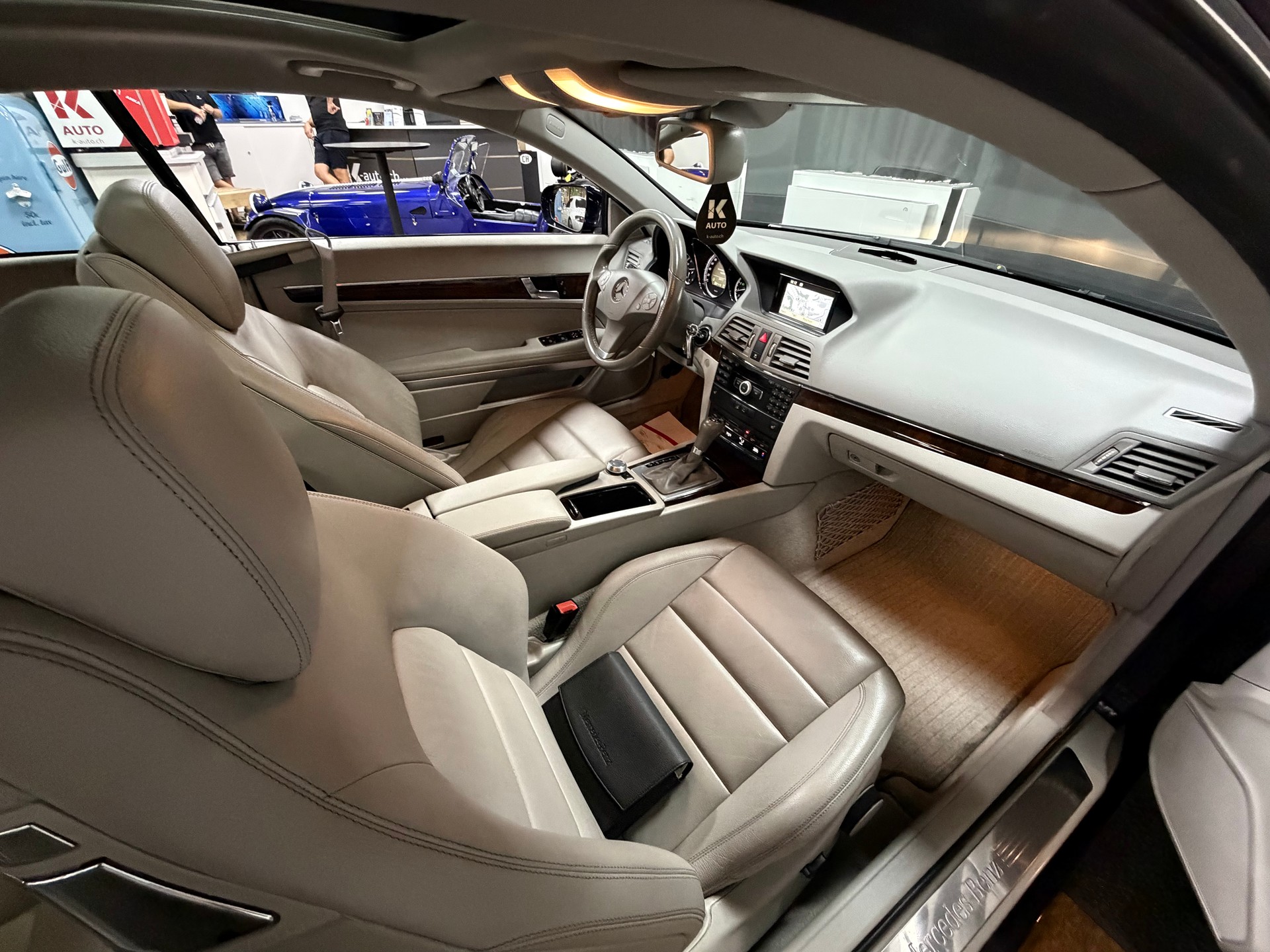 MERCEDES-BENZ E 250 CGI BlueEfficiency Automatic-image-17