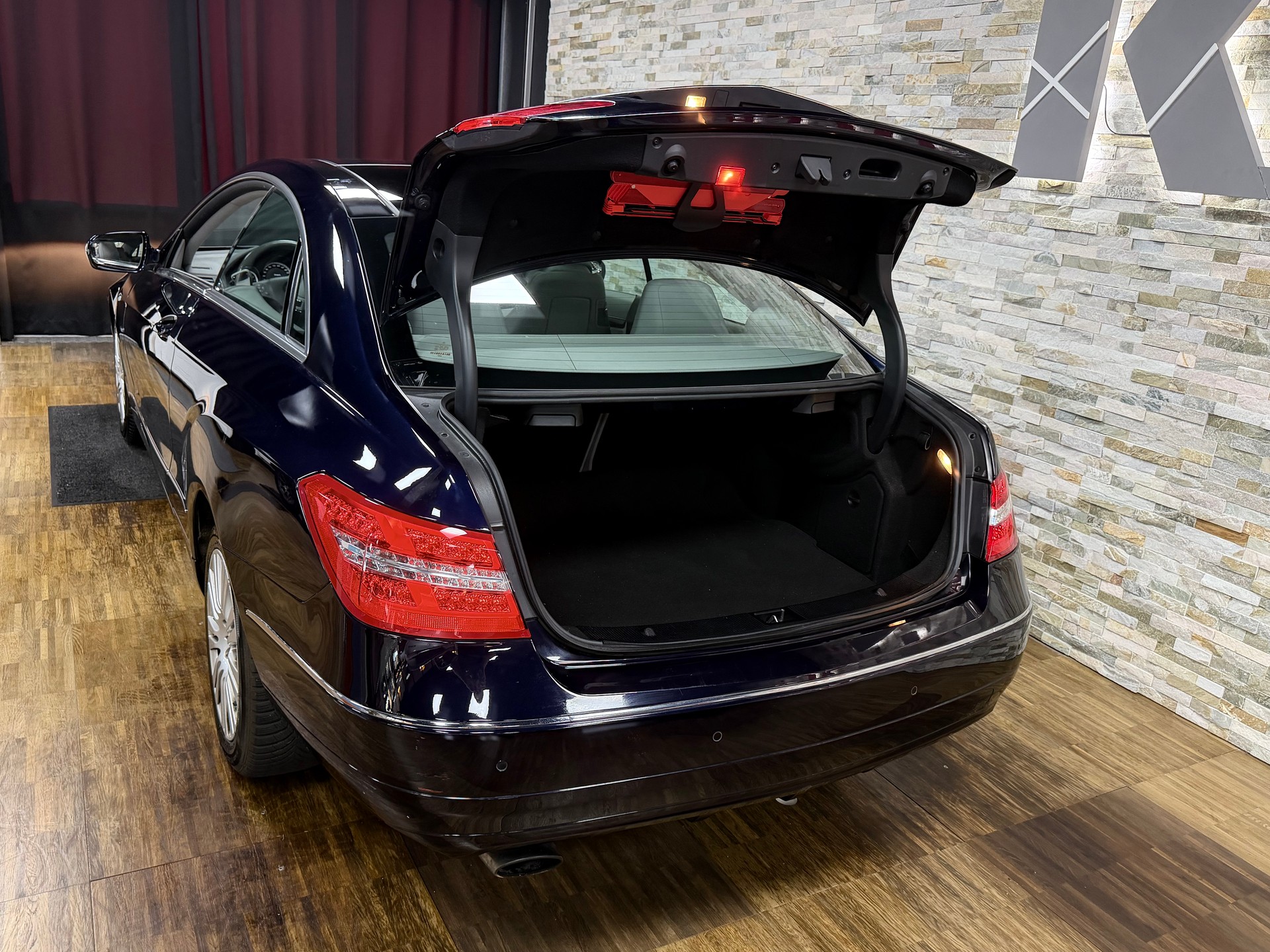 MERCEDES-BENZ E 250 CGI BlueEfficiency Automatic-image-16