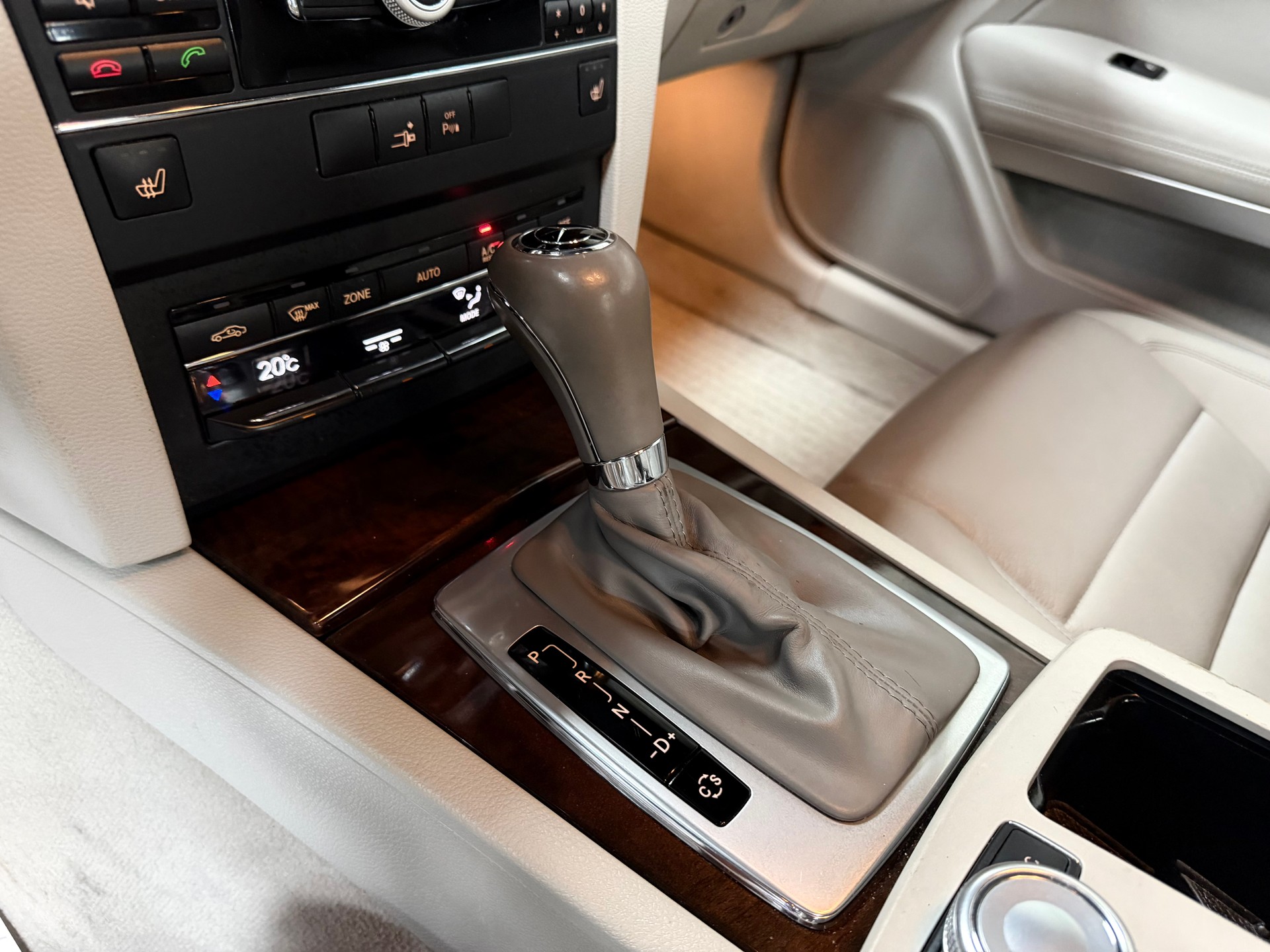 MERCEDES-BENZ E 250 CGI BlueEfficiency Automatic-image-14