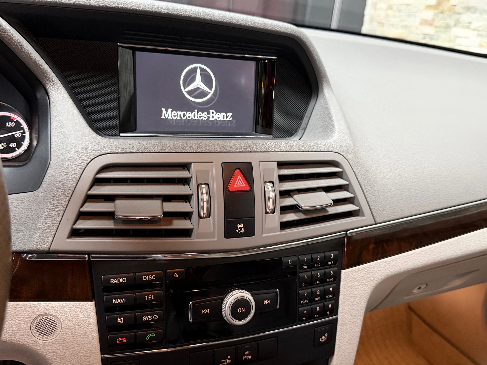 MERCEDES-BENZ E 250 CGI BlueEfficiency Automatic-image-12
