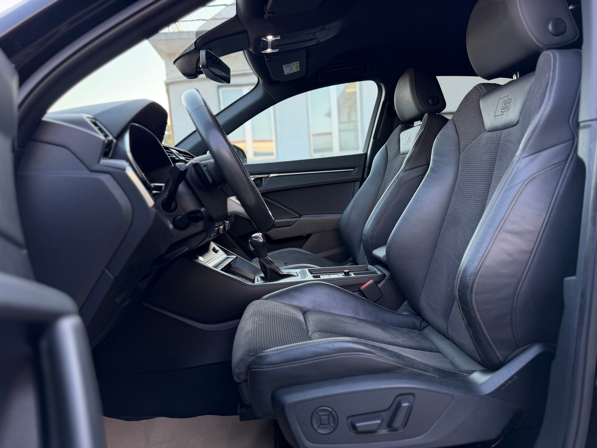 AUDI Q3 Sportback 45 TFSI S line quattro S-tronic-image-9