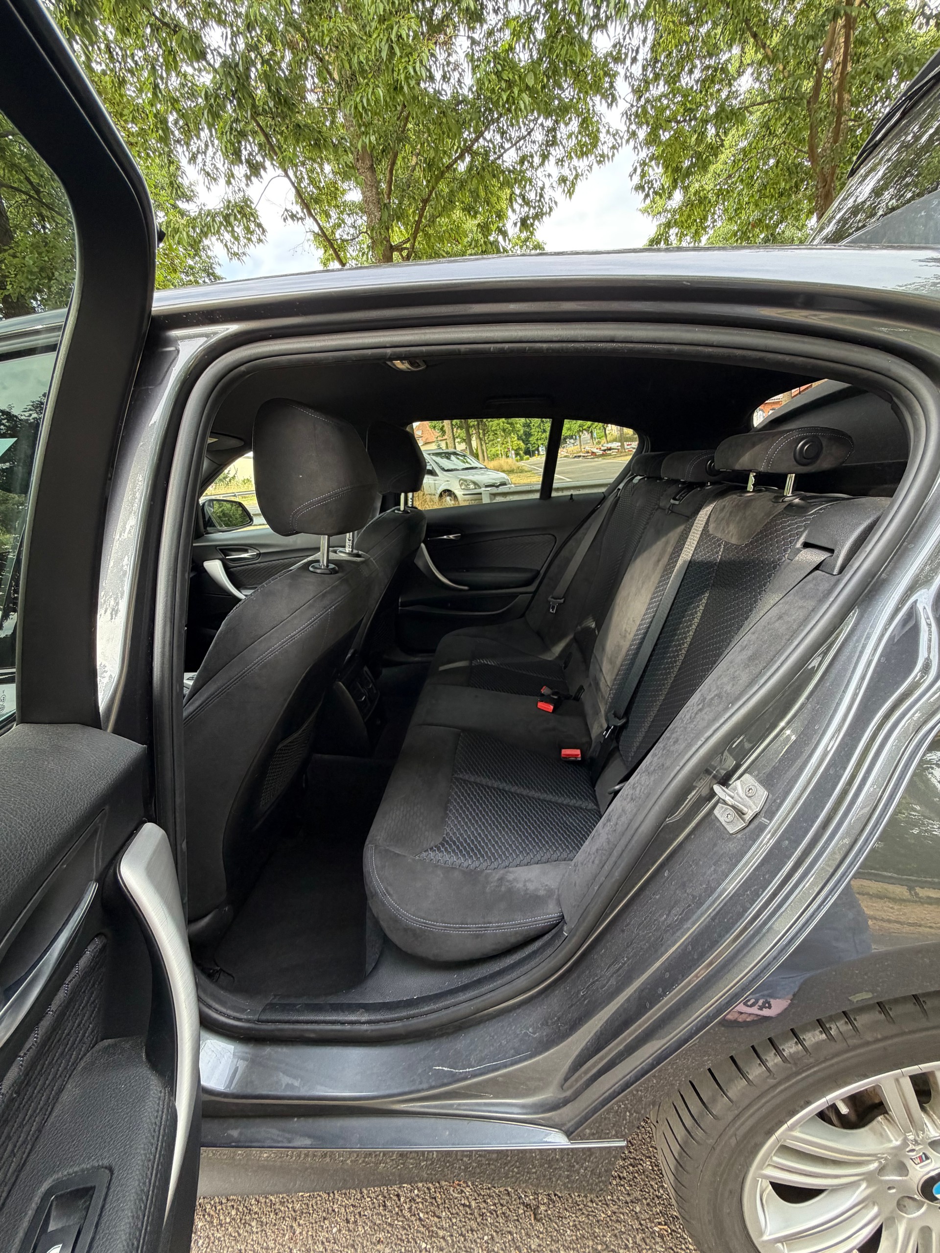 BMW BMW 120i Edition M Sport (Limousine)-image-5
