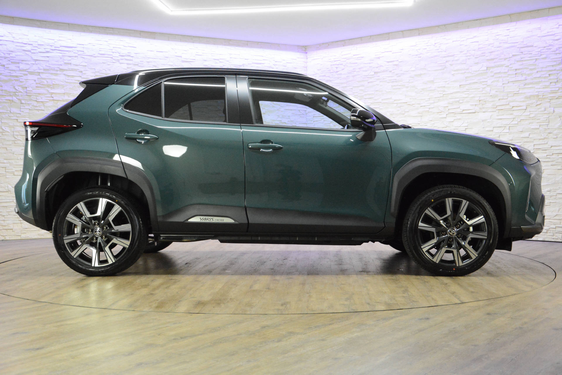 TOYOTA Yaris Cross 1.5 VVT-i HSD Premium AWD-i-showroom-element-3