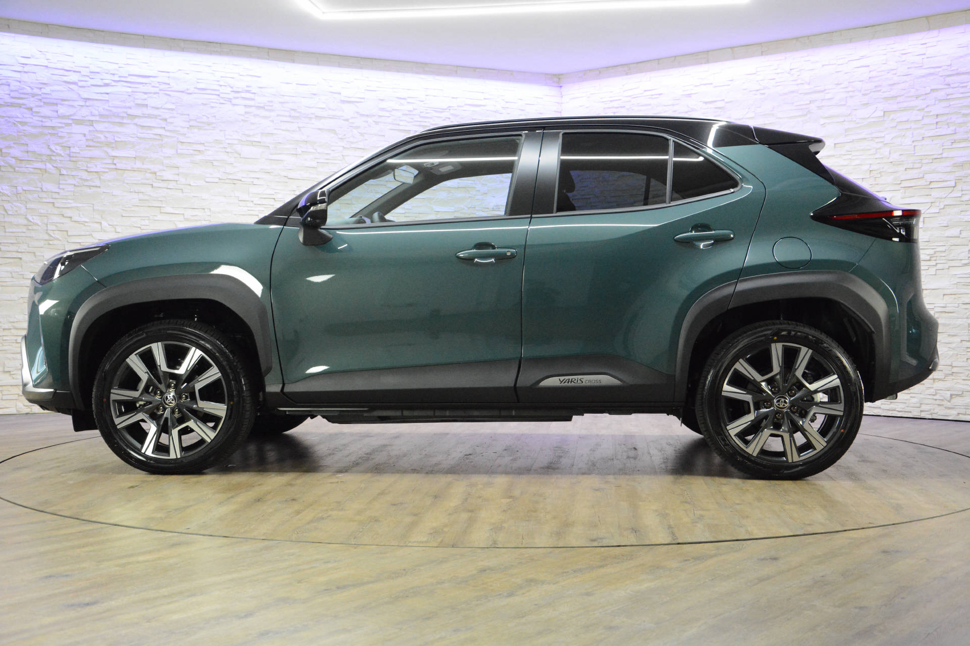 TOYOTA Yaris Cross 1.5 VVT-i HSD Premium AWD-i-showroom-element-2