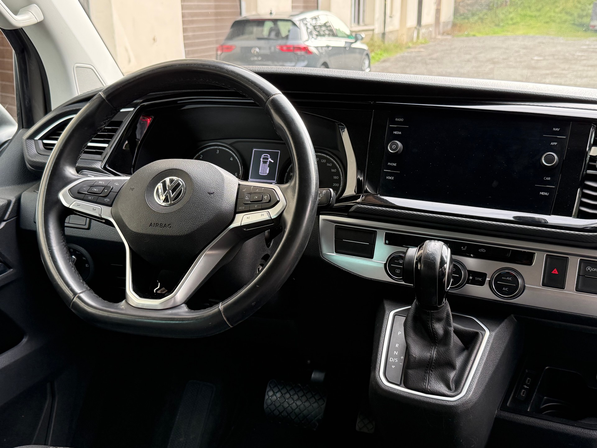 VW T6.1 Multivan 2.0 TDI Liberty Edition 4Motion DSG-image-12