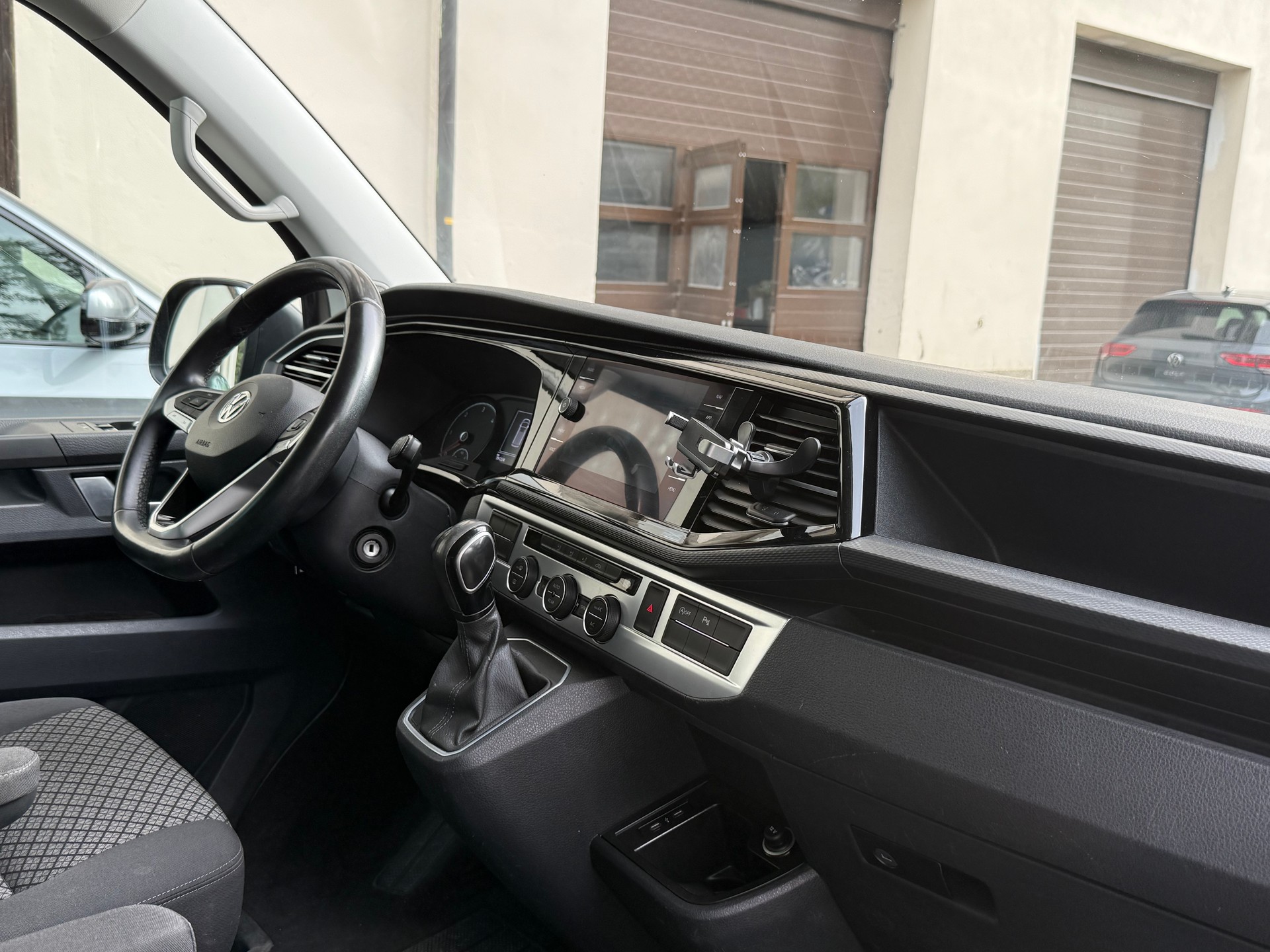 VW T6.1 Multivan 2.0 TDI Liberty Edition 4Motion DSG-image-11