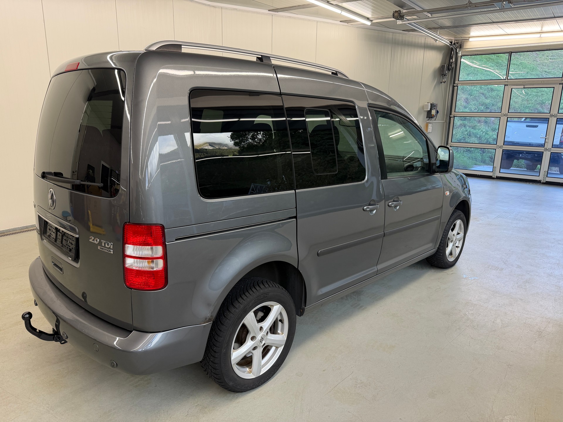 VW Caddy 2.0 TDI 4Motion Highline DSG-image-2