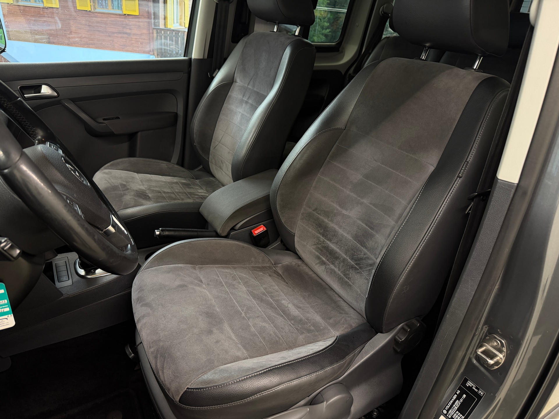 VW Caddy 2.0 TDI 4Motion Highline DSG-image-12