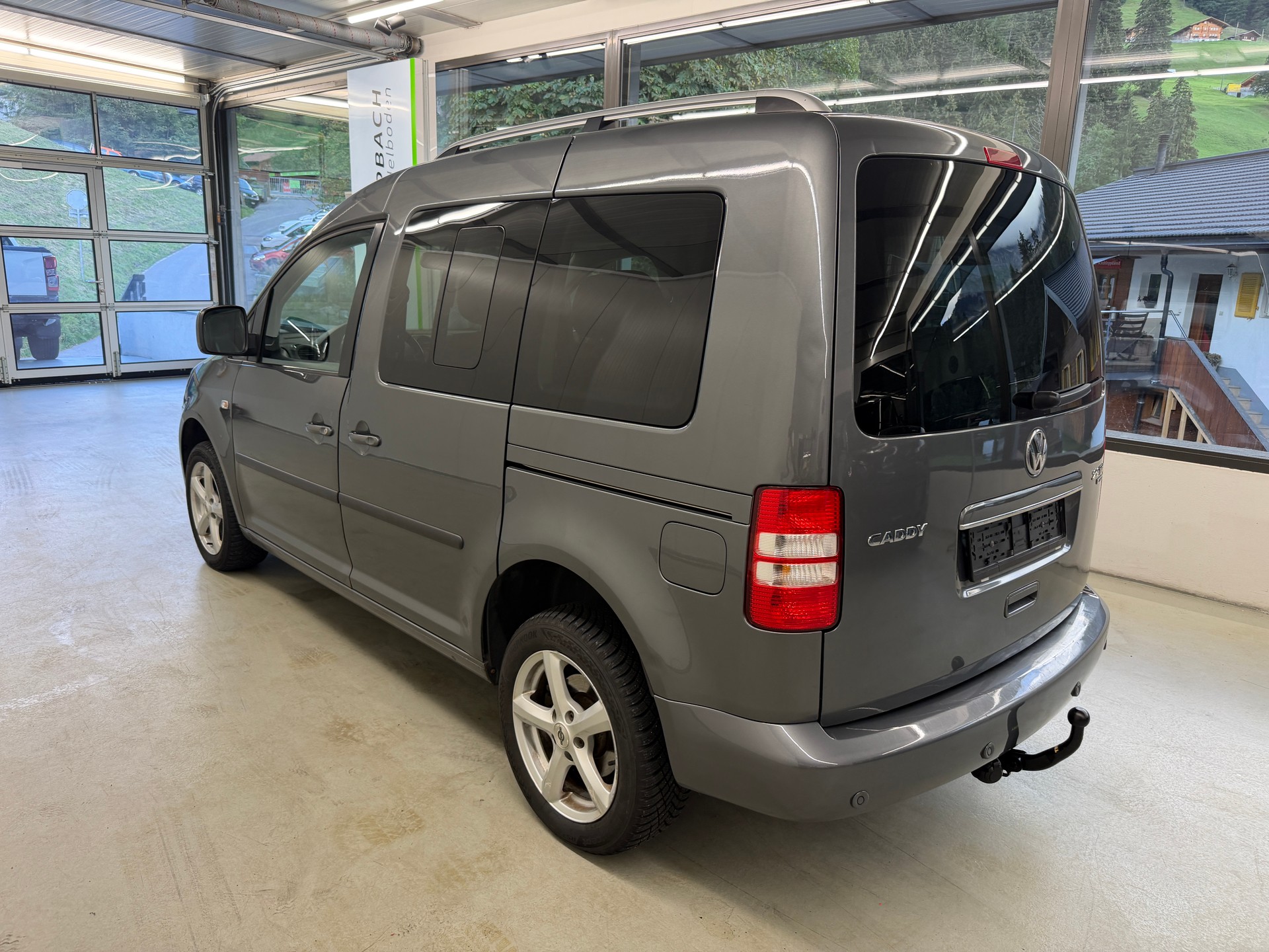 VW Caddy 2.0 TDI 4Motion Highline DSG-image-5