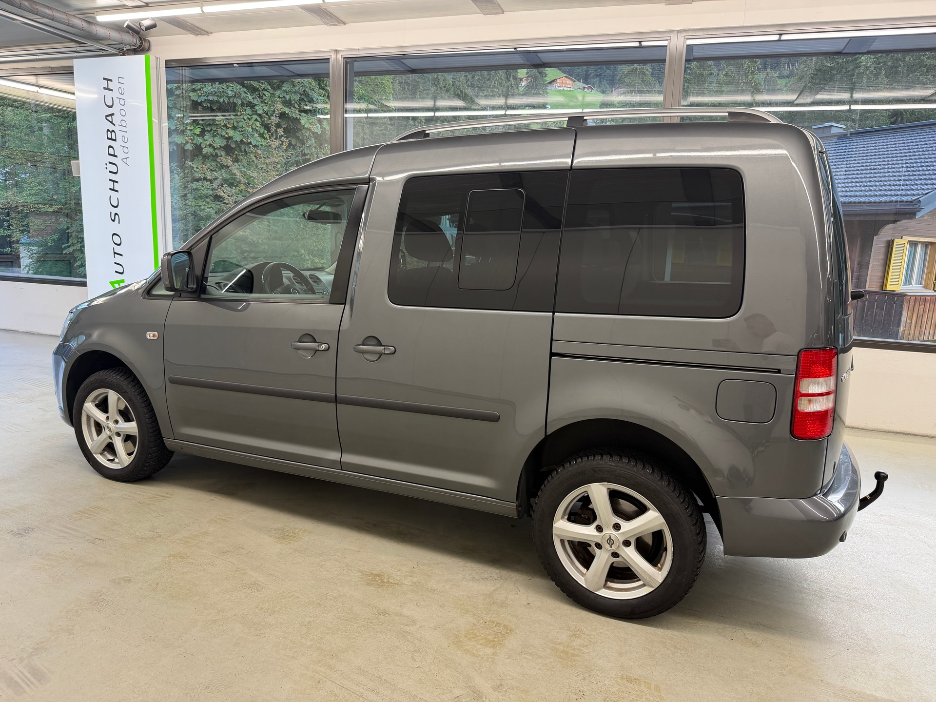 VW Caddy 2.0 TDI 4Motion Highline DSG-image-6