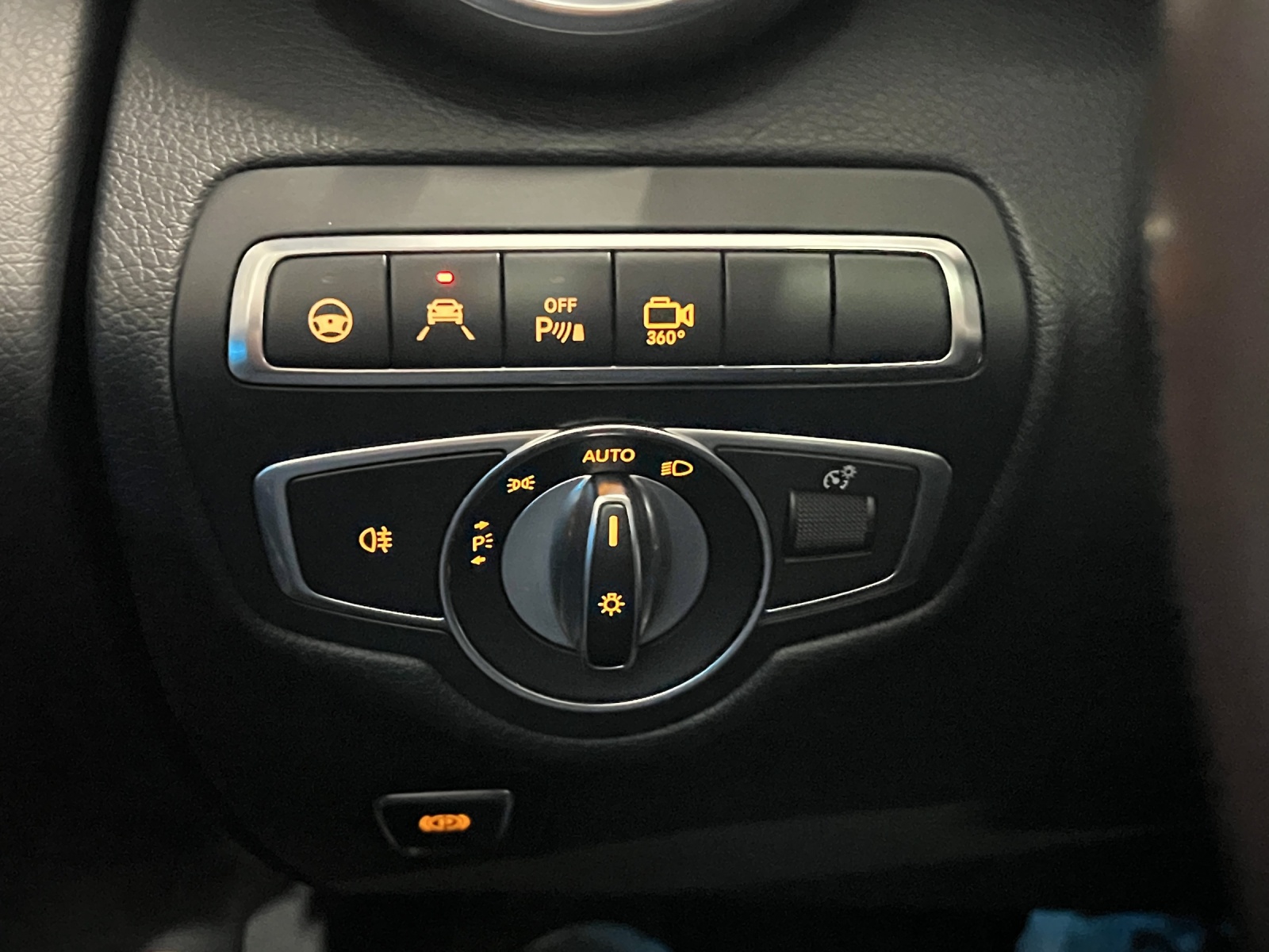 MERCEDES-BENZ GLC 350 e AMG Line 4Matic 7G-Tronic-image-19