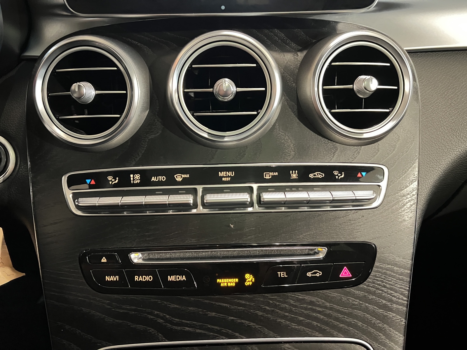 MERCEDES-BENZ GLC 350 e AMG Line 4Matic 7G-Tronic-image-17