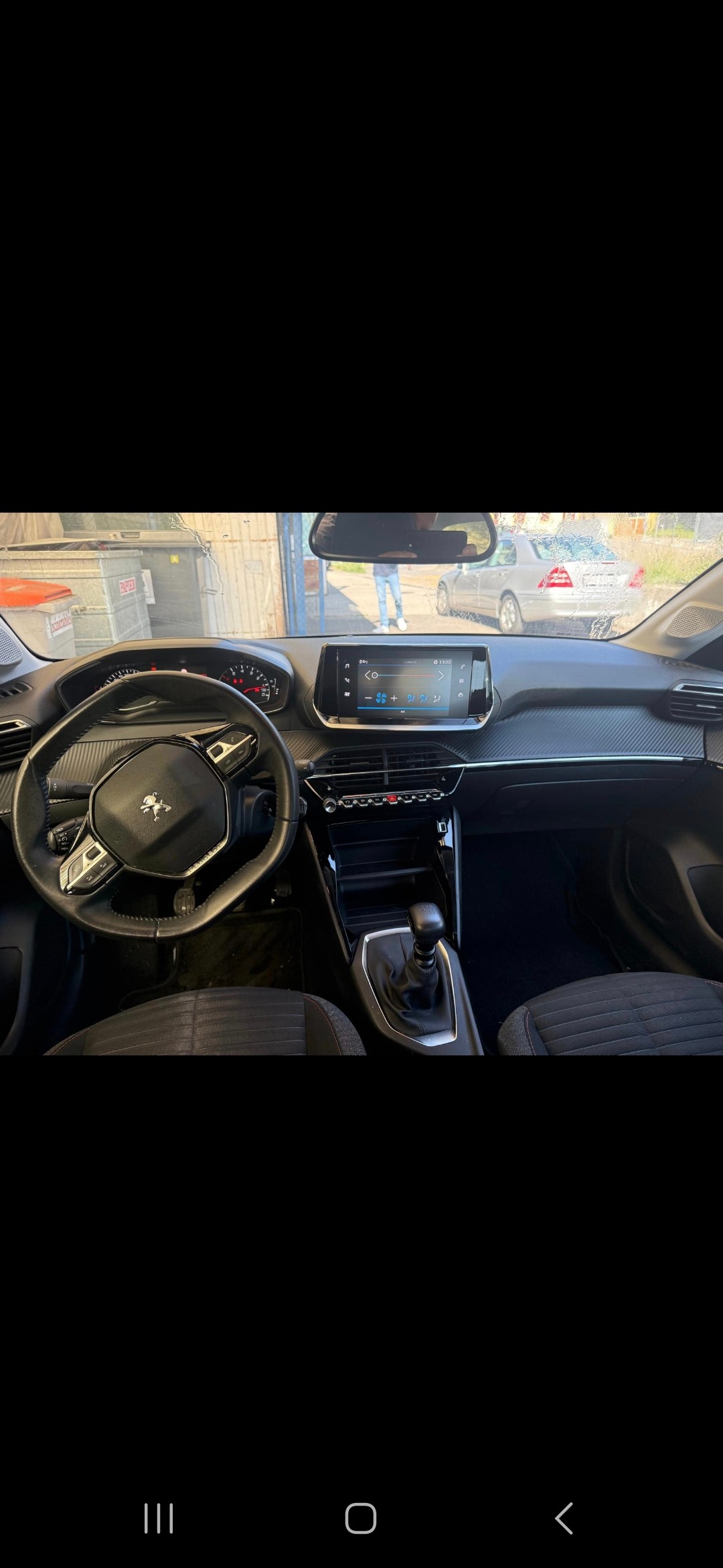 PEUGEOT 208 1.2 PureTech Allure-image-1