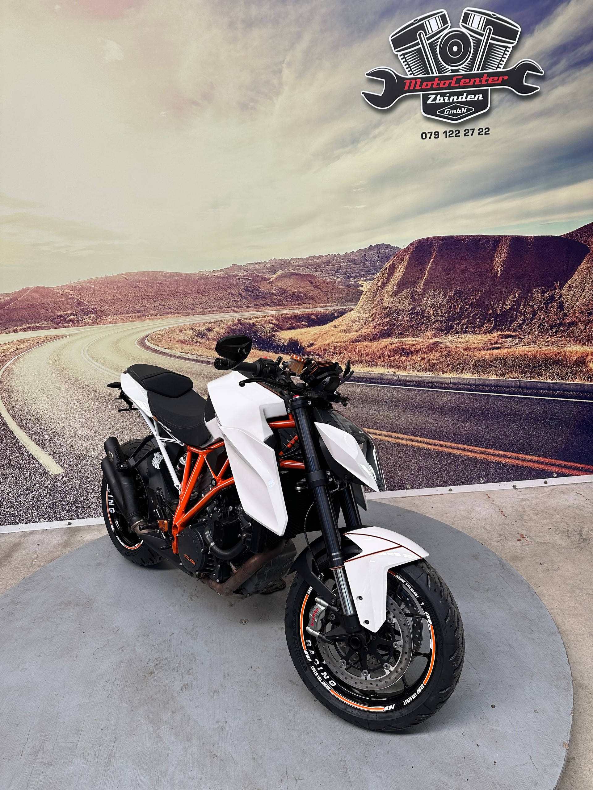 KTM 1290 Super Duke R-showroom-element-1