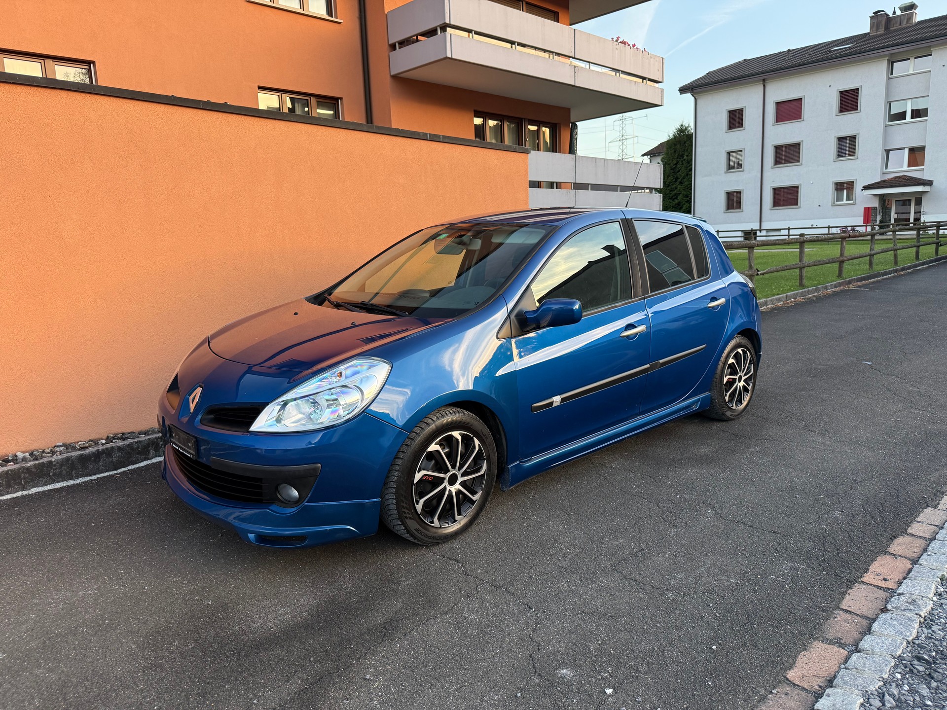 RENAULT Clio 1.2 16V Turbo Rip Curl-image-1