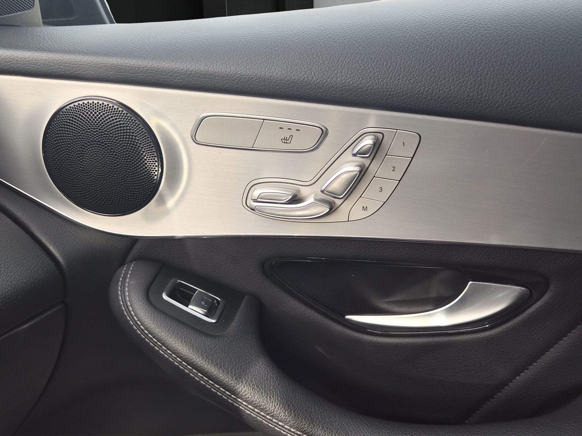 MERCEDES-BENZ GLC 200 AMG Line 4Matic 9G-Tronic-image-16