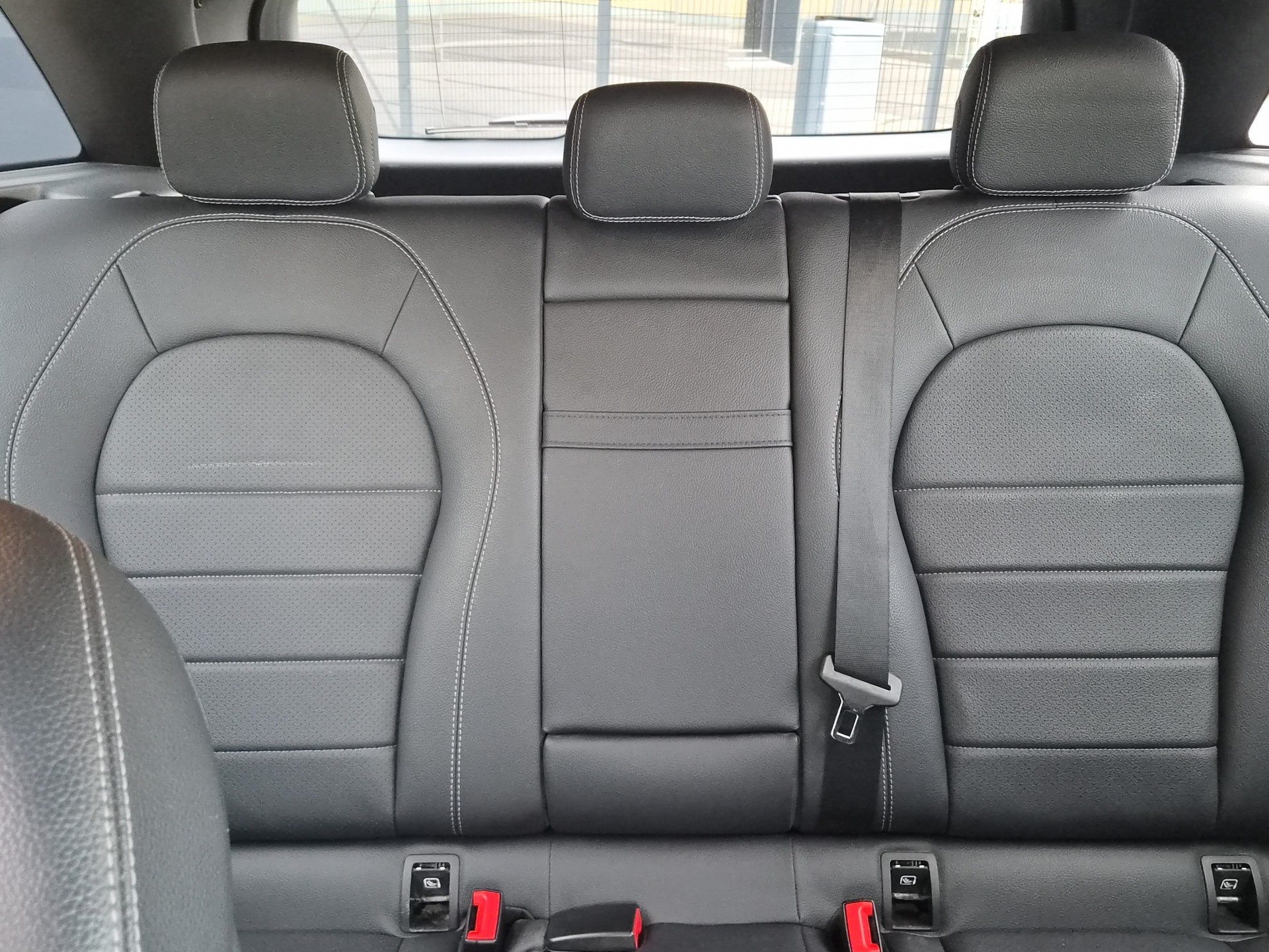 MERCEDES-BENZ GLC 200 AMG Line 4Matic 9G-Tronic-image-12