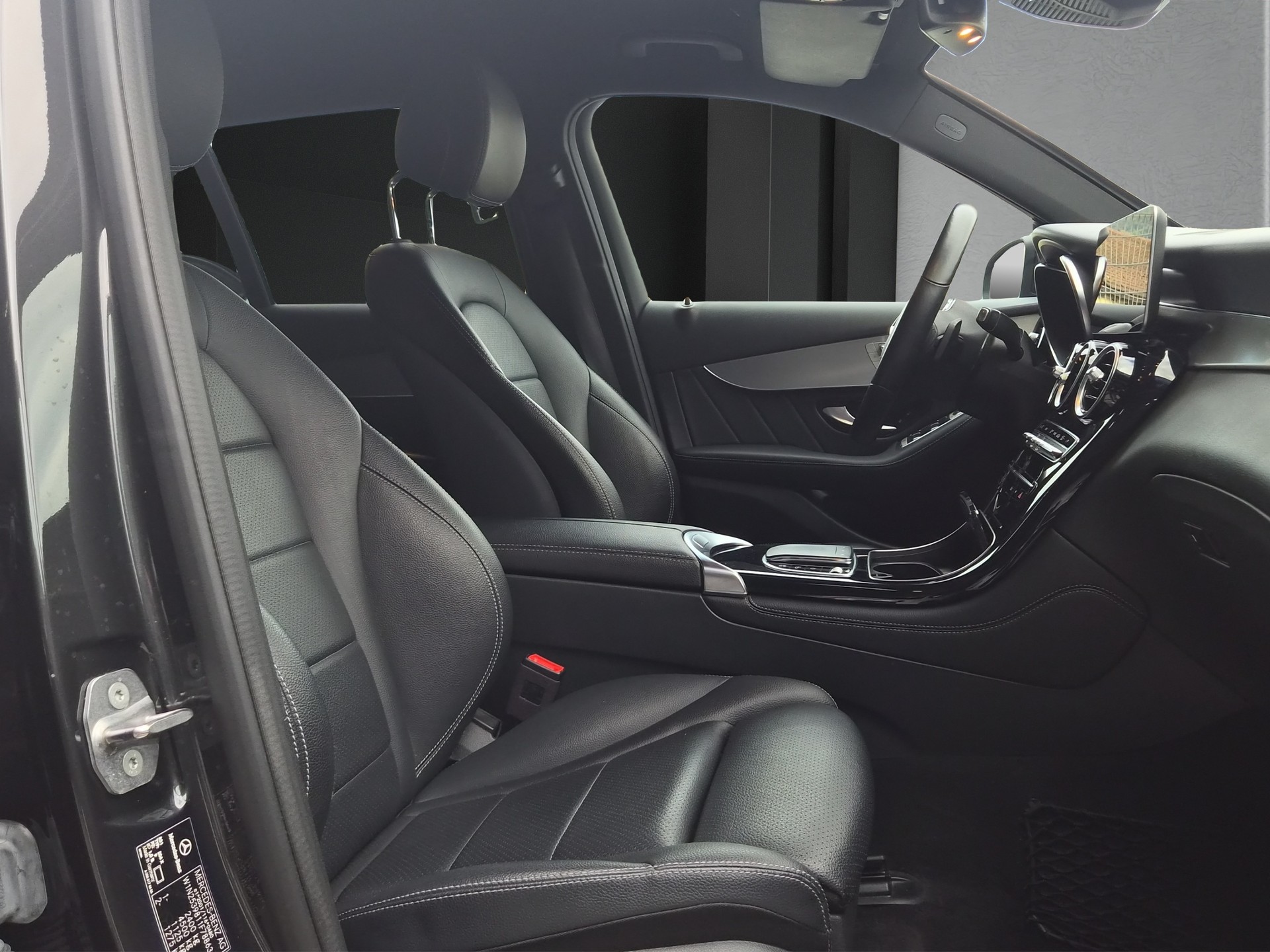 MERCEDES-BENZ GLC 200 AMG Line 4Matic 9G-Tronic-image-17