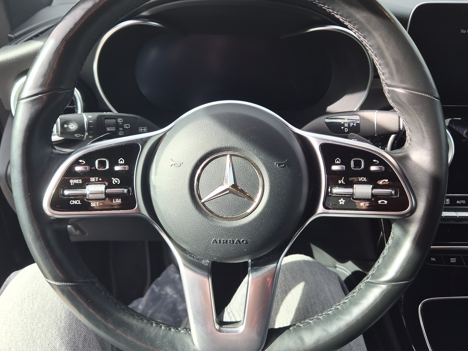 MERCEDES-BENZ GLC 200 AMG Line 4Matic 9G-Tronic-image-9