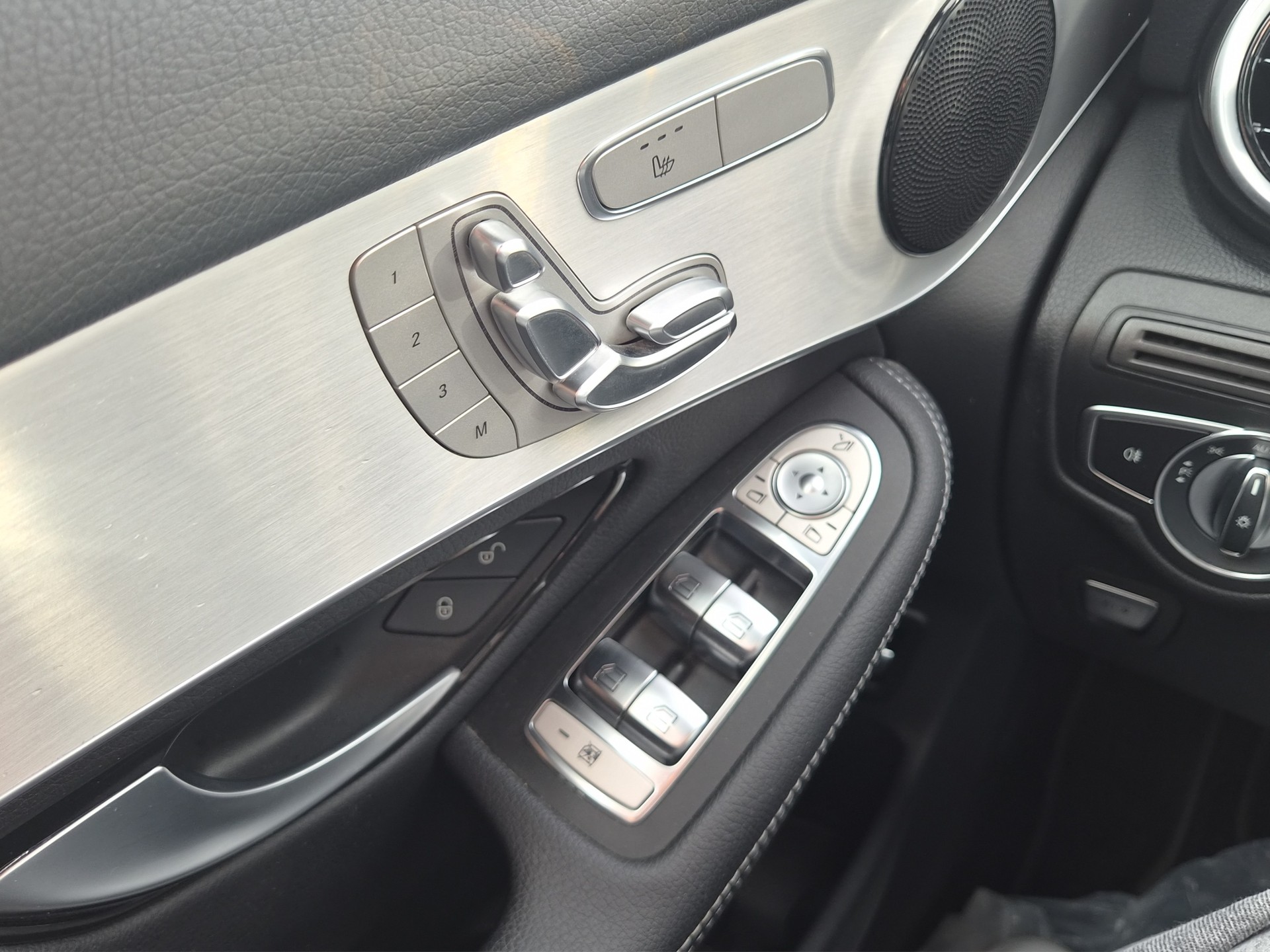 MERCEDES-BENZ GLC 200 AMG Line 4Matic 9G-Tronic-image-11