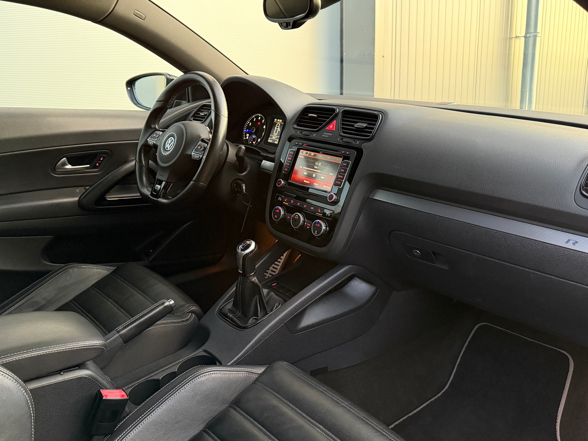 VW Scirocco 2.0 TSI R-image-11