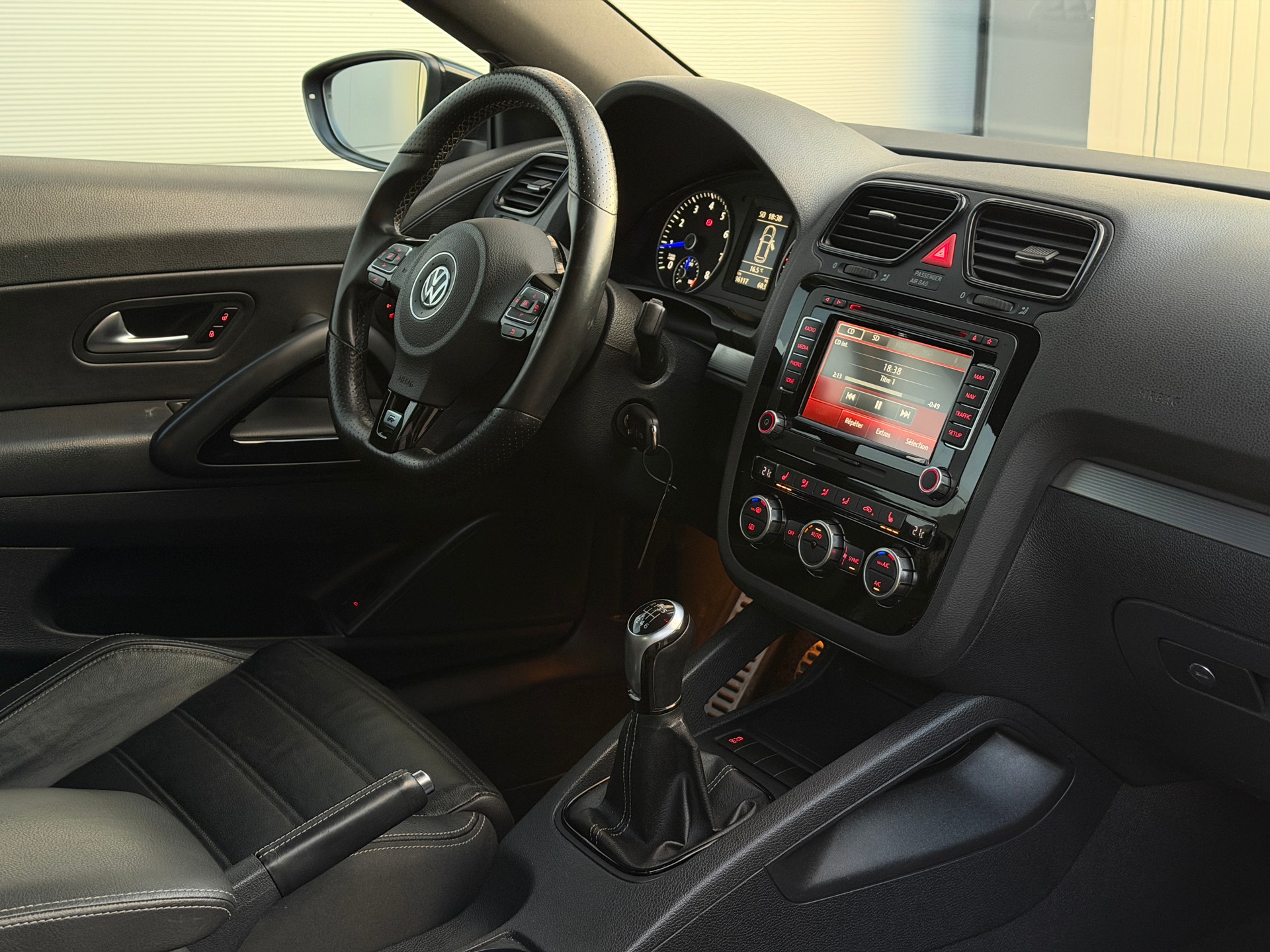 VW Scirocco 2.0 TSI R-image-12