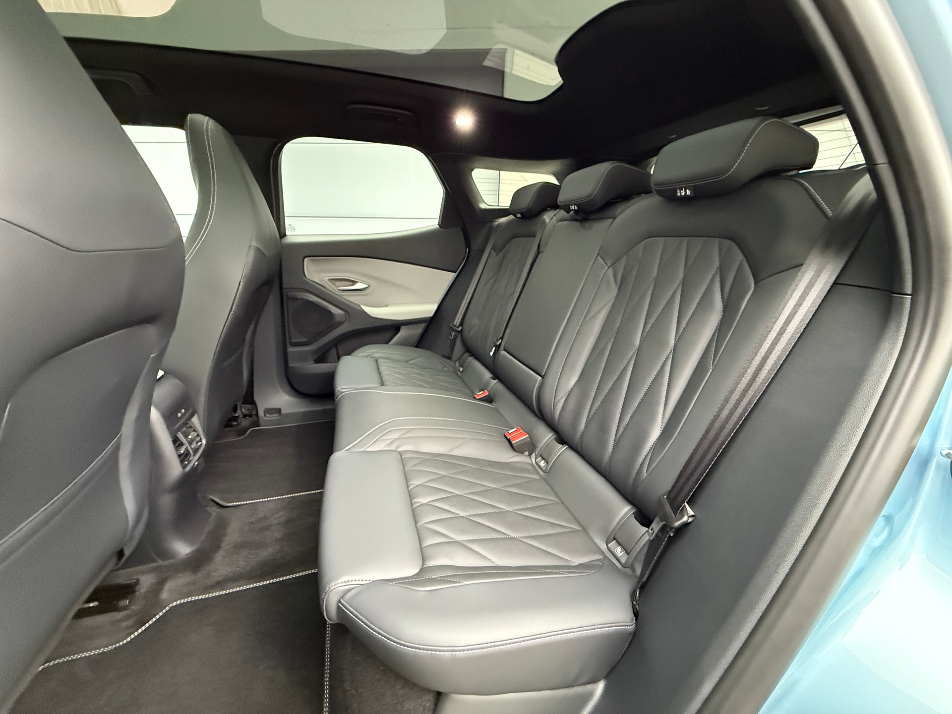 FORD Explorer Elektro 77kWh Extended Range Premium mit Anhängerkupplung, Wärmepumpe & Panoramadach-image-27
