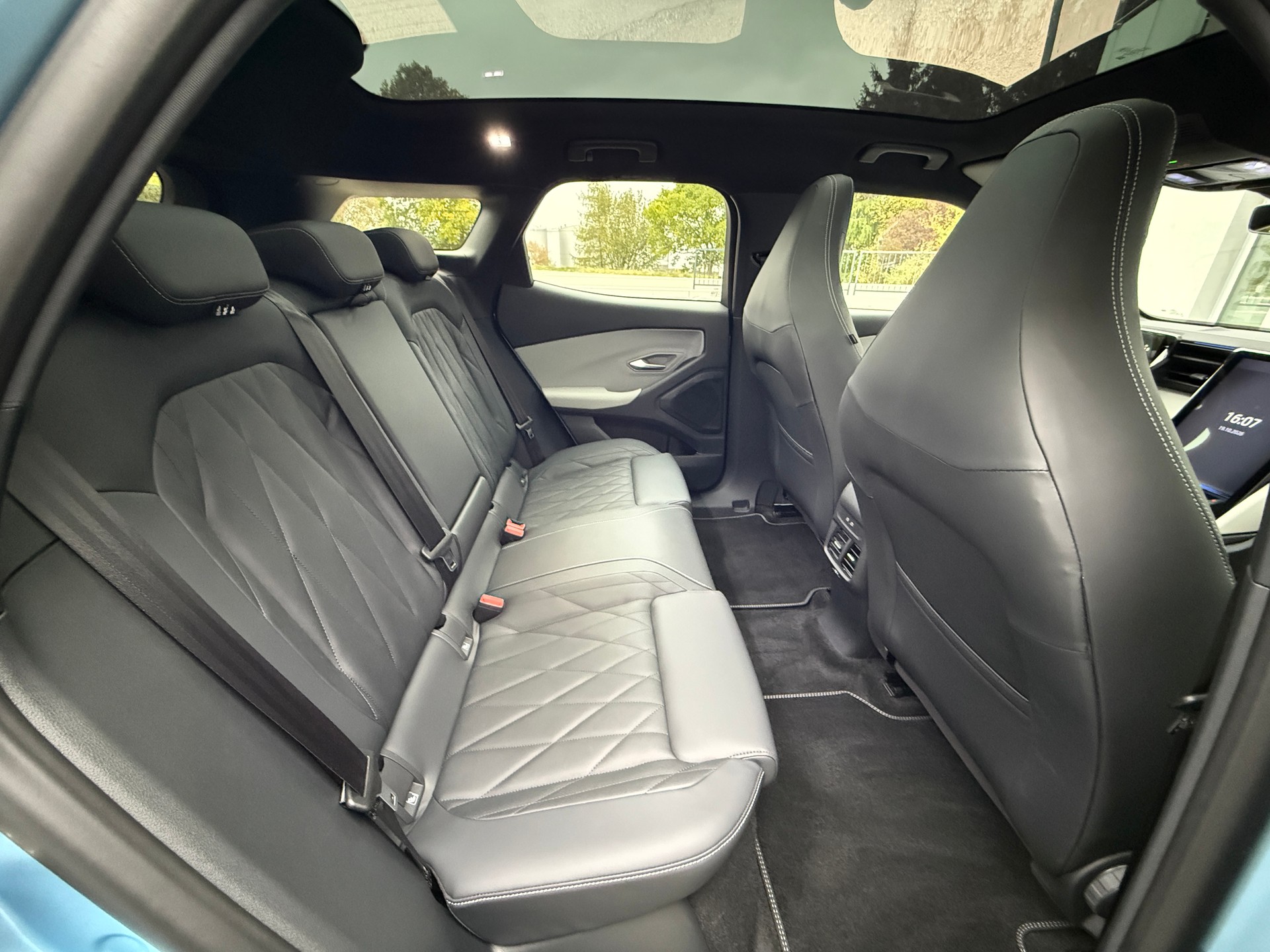 FORD Explorer Elektro 77kWh Extended Range Premium mit Anhängerkupplung, Wärmepumpe & Panoramadach-image-28