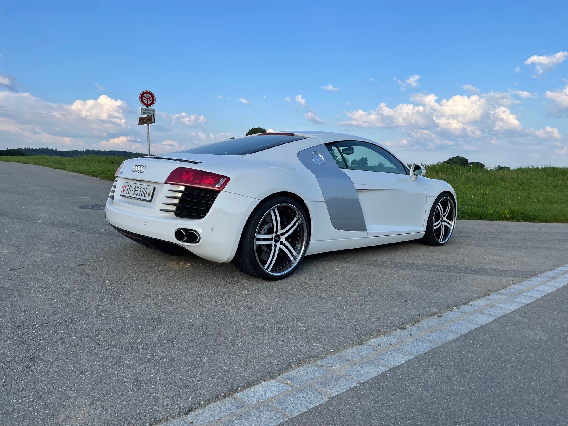 AUDI R8 Coupé 4.2-image-4