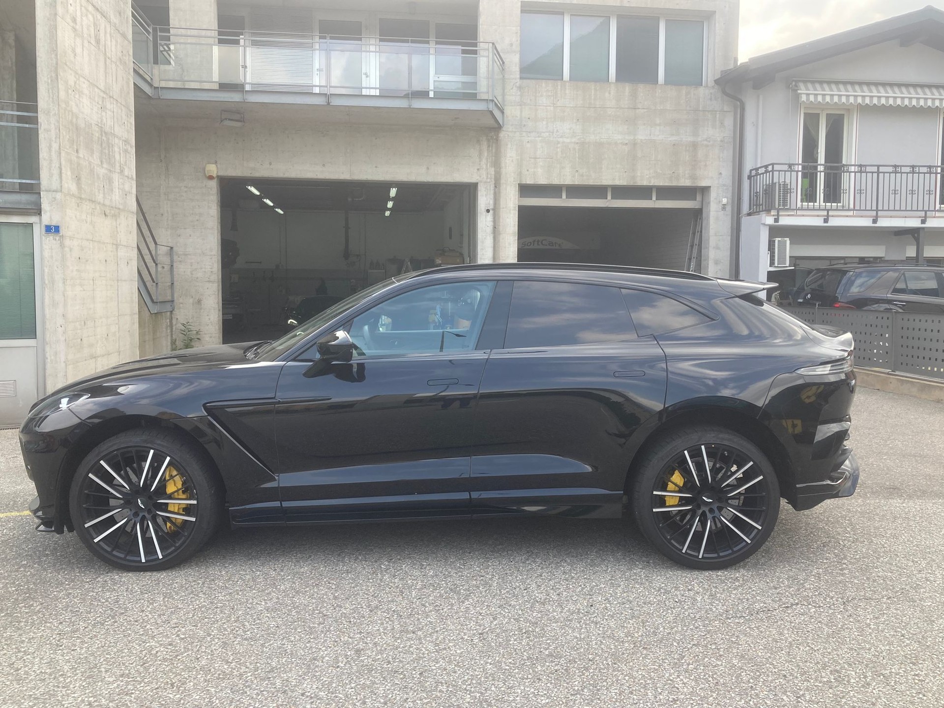 ASTON MARTIN DBX707 4.0 V8-image-2