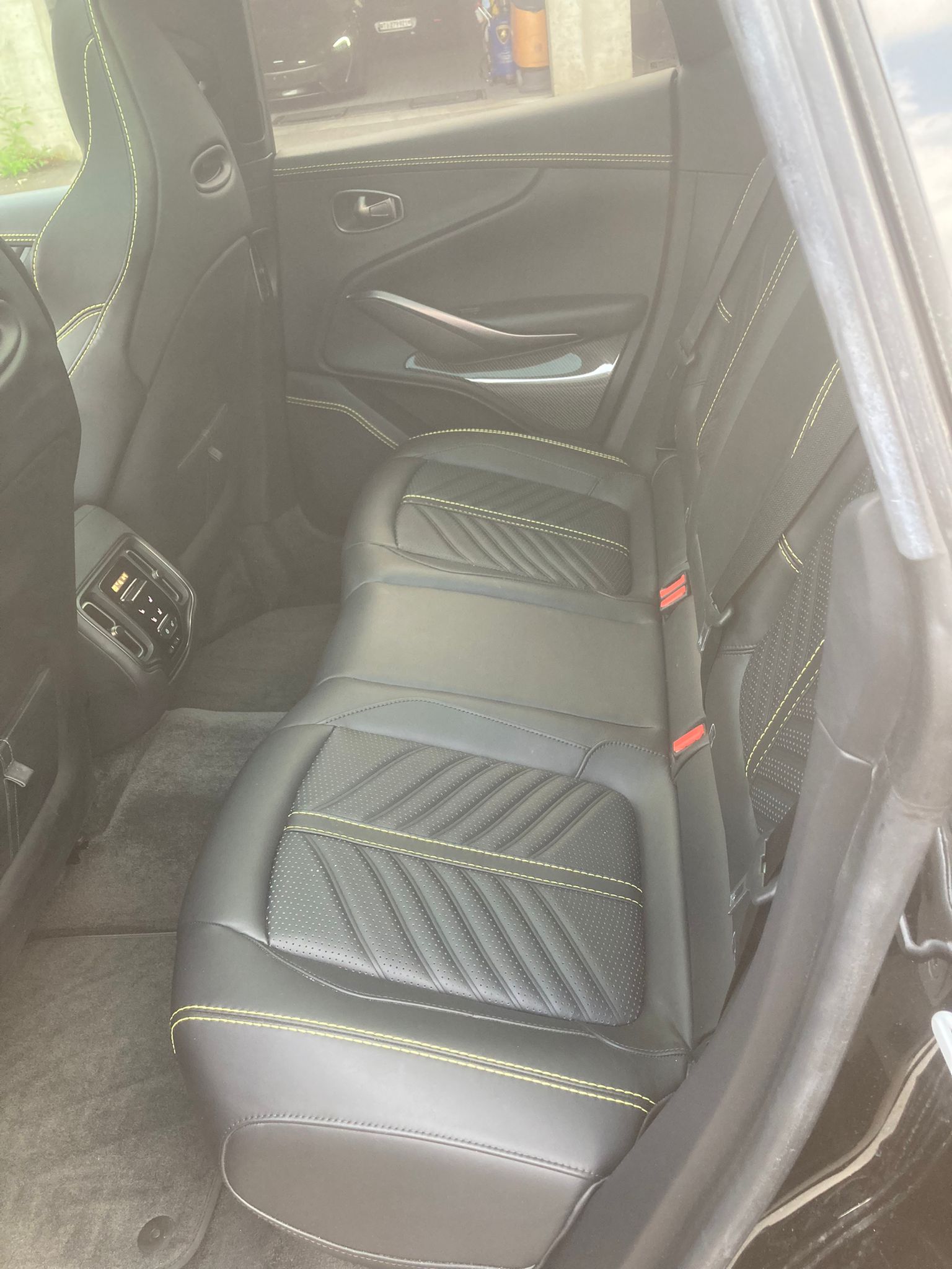 ASTON MARTIN DBX707 4.0 V8-image-7