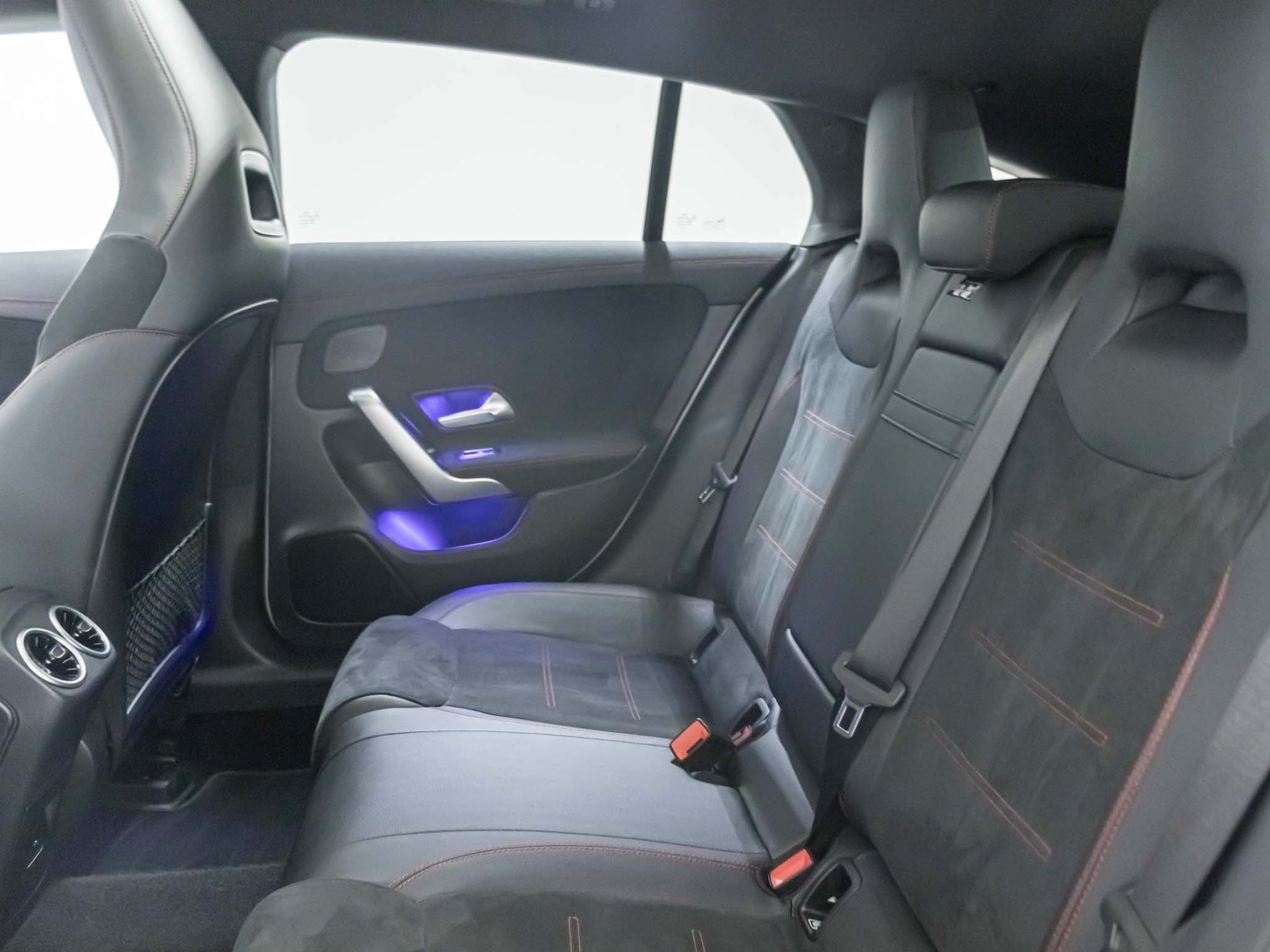 MERCEDES-BENZ CLA SB 220d AMG Line 4M-image-9