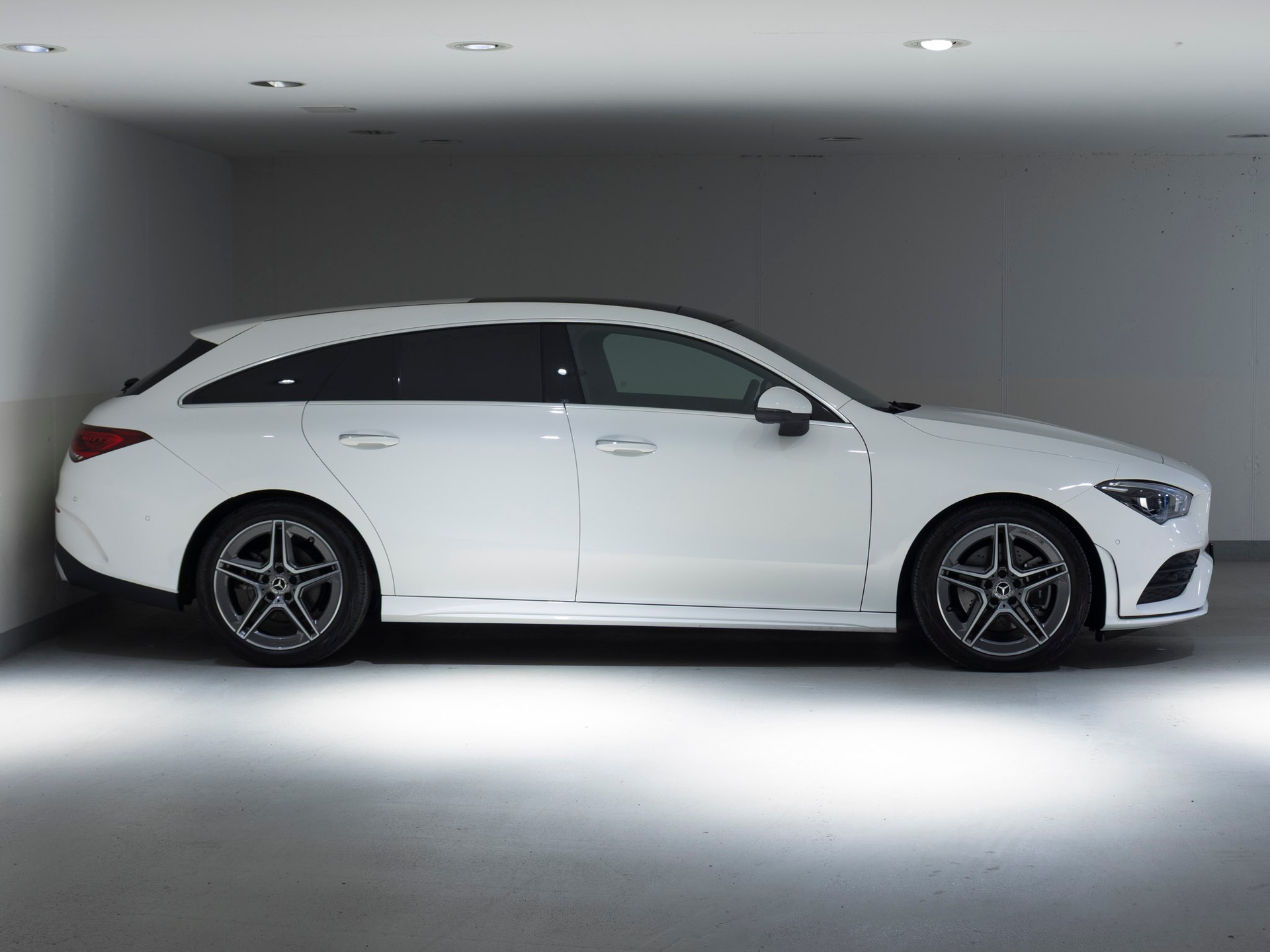 MERCEDES-BENZ CLA SB 220d AMG Line 4M-image-2