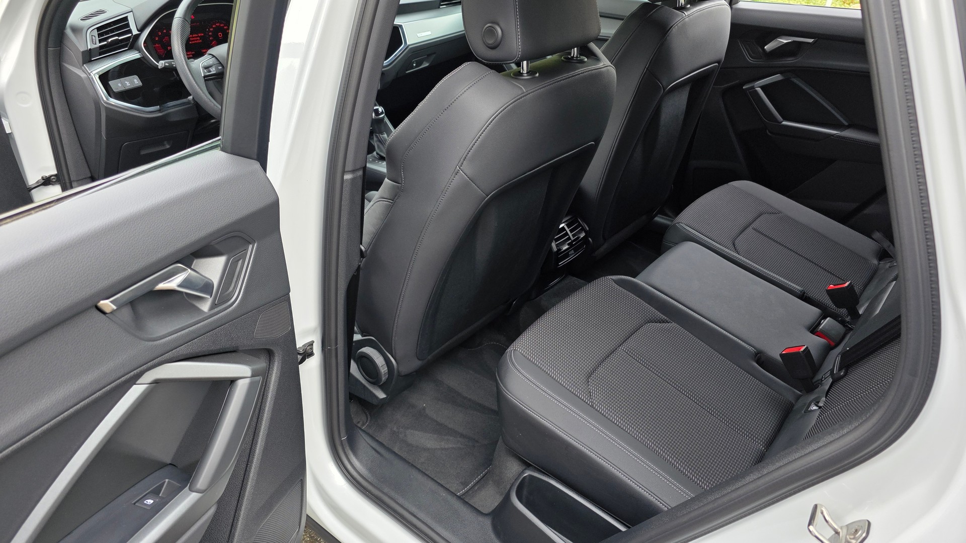 AUDI Q3 35 TFSI S line Attraction S-tronic-image-10