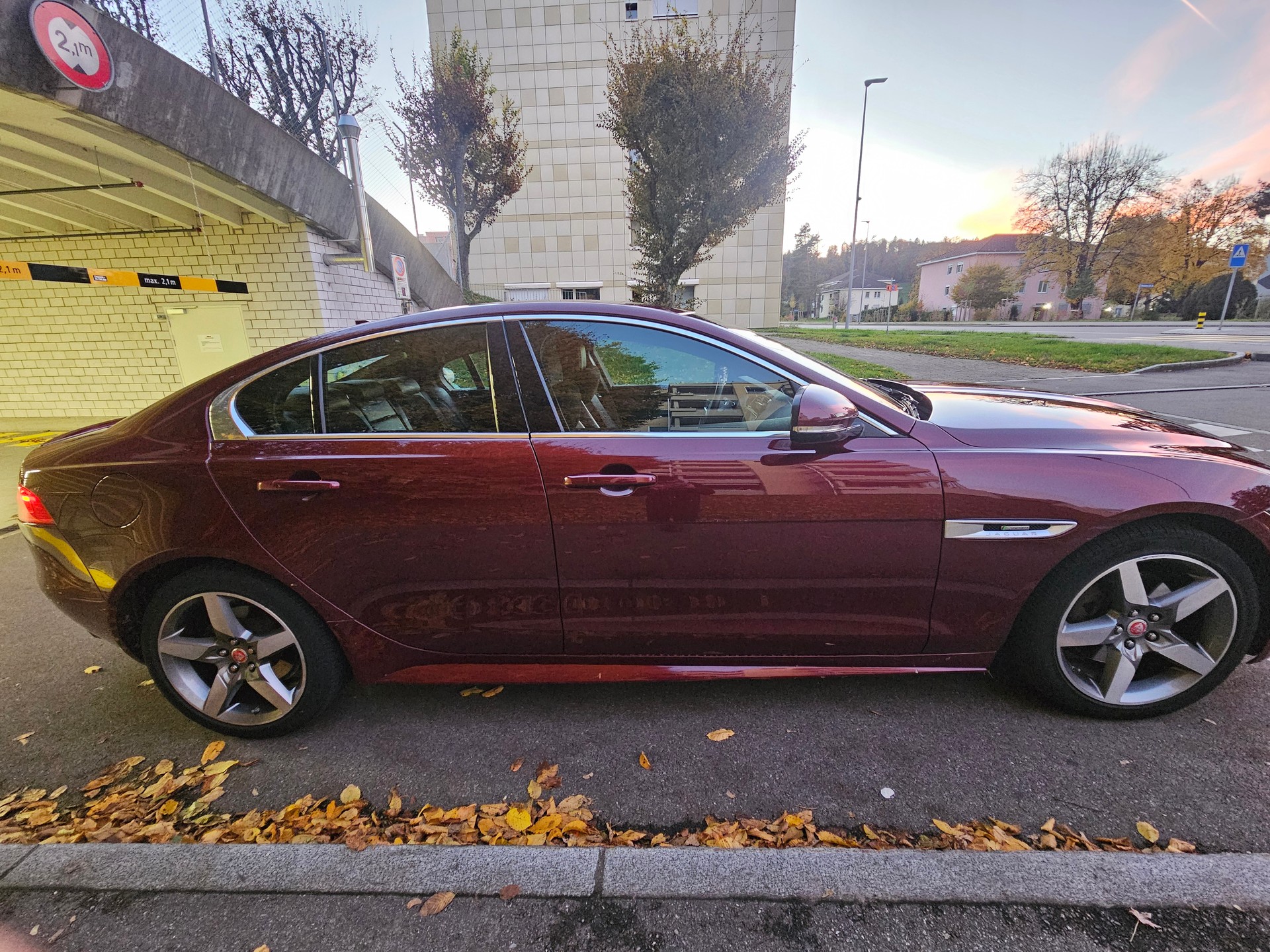 JAGUAR XE 20d R-Sport Automat-image-2