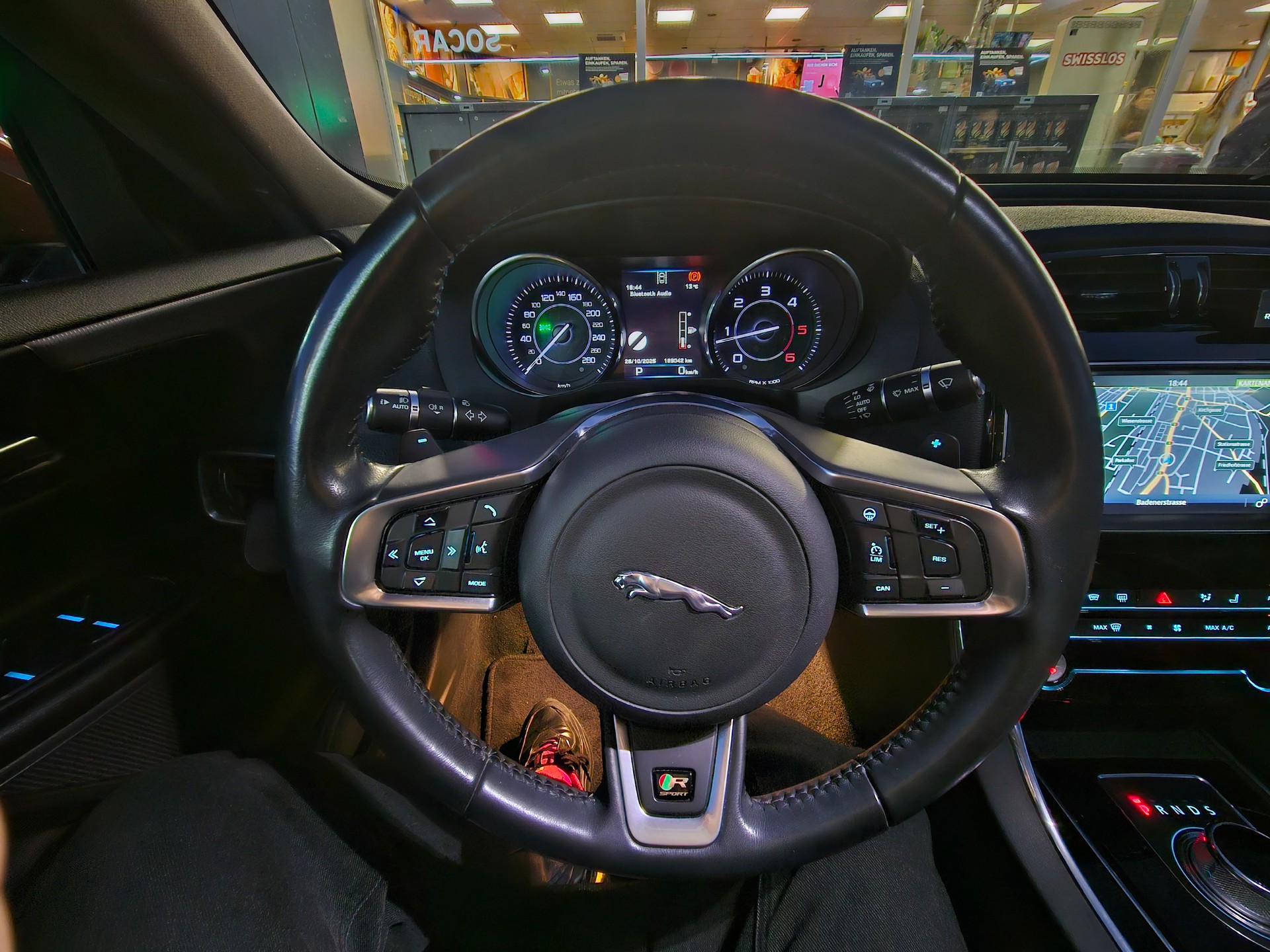 JAGUAR XE 20d R-Sport Automat-image-8