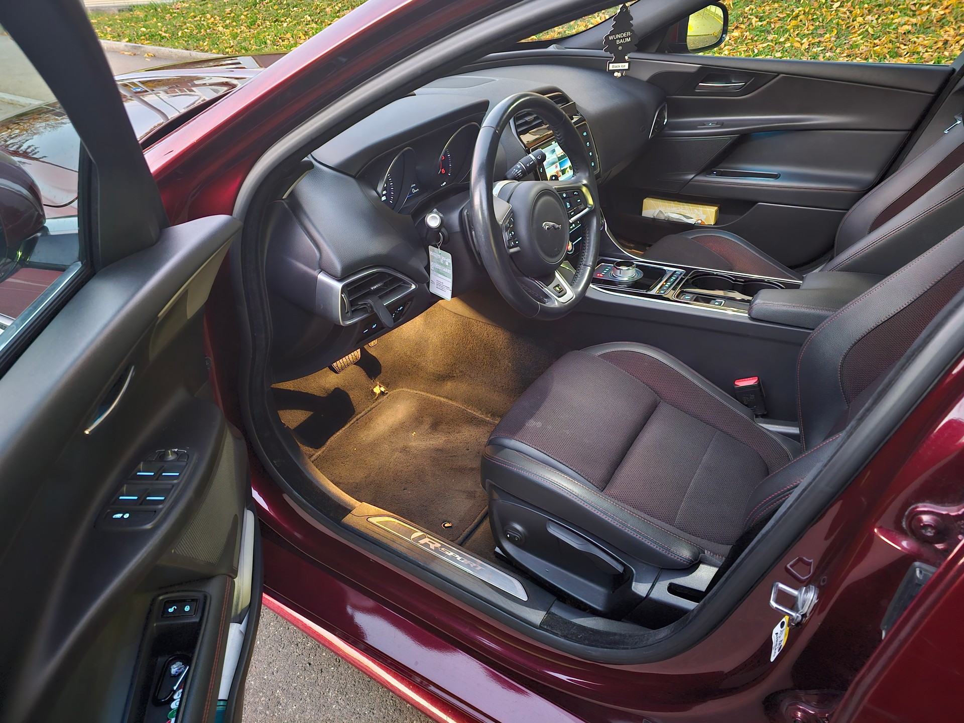 JAGUAR XE 20d R-Sport Automat-image-6