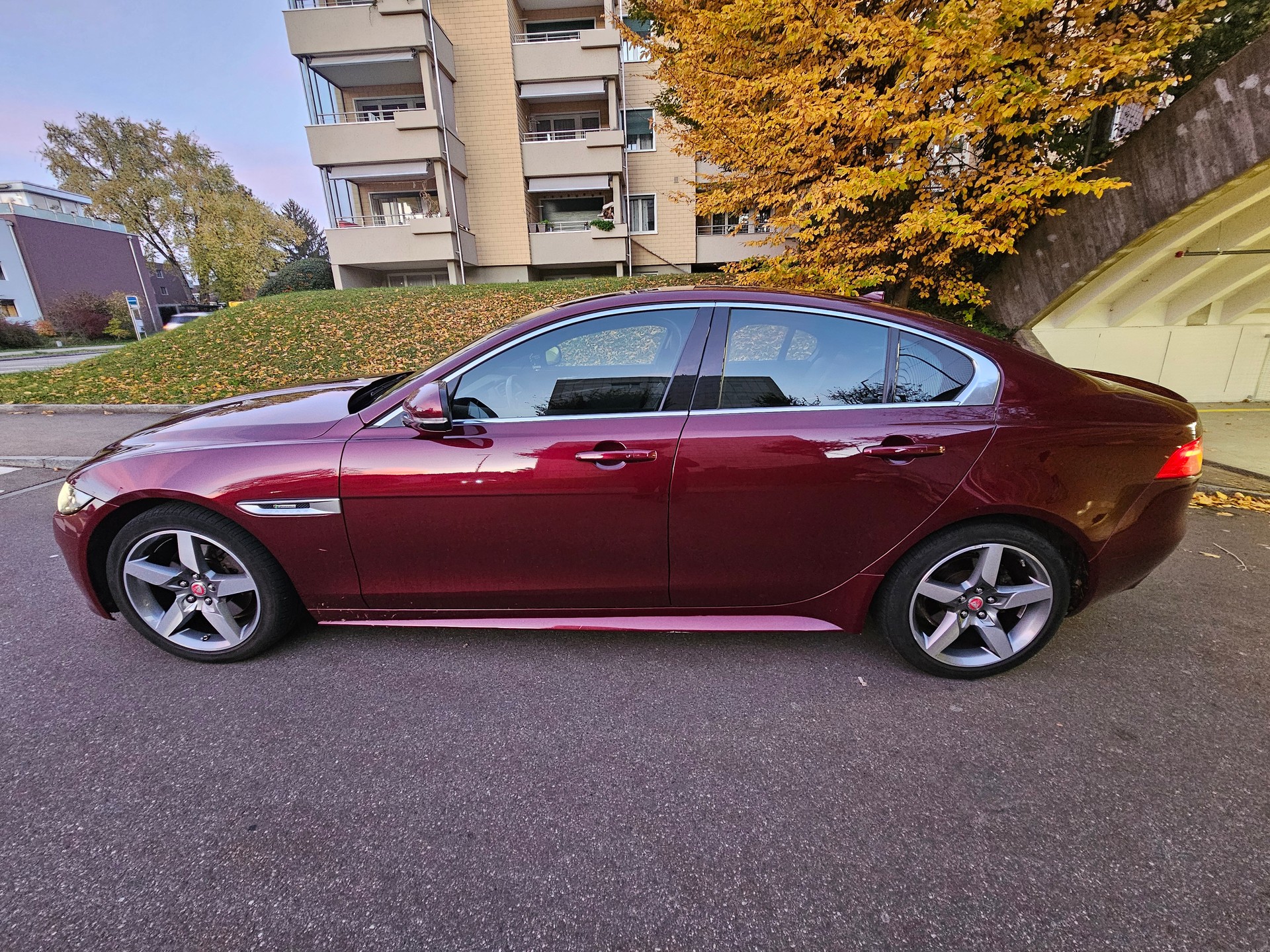 JAGUAR XE 20d R-Sport Automat-image-3